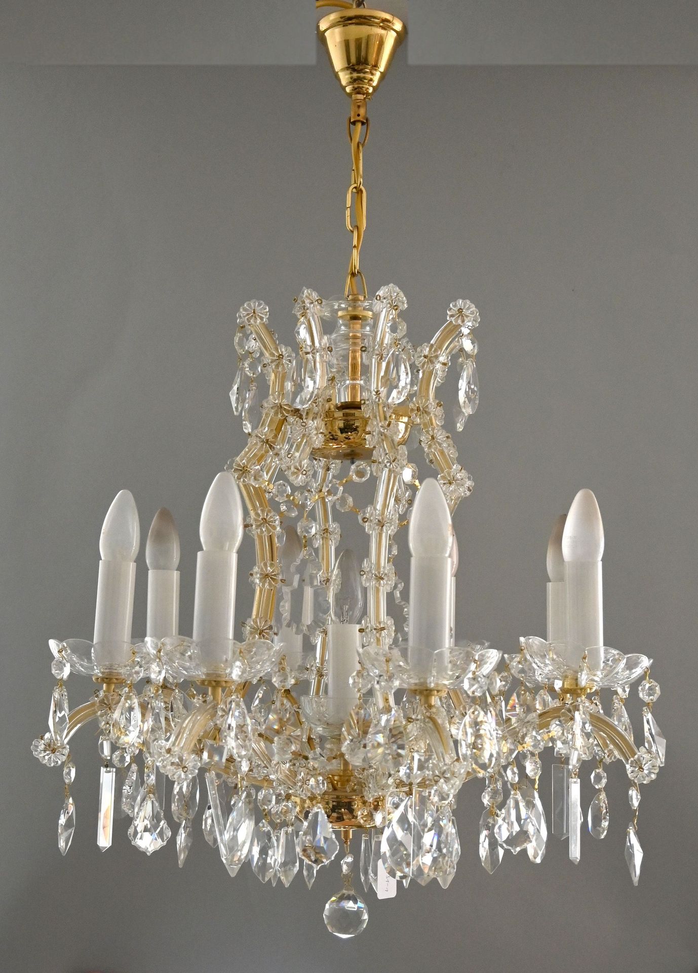 Null 吊灯，20世纪下半叶，八臂，抛光黄铜与丰富的玻璃棱镜挂件，高60，长60厘米 吊灯，八个火焰，黄铜和玻璃，像新的一样