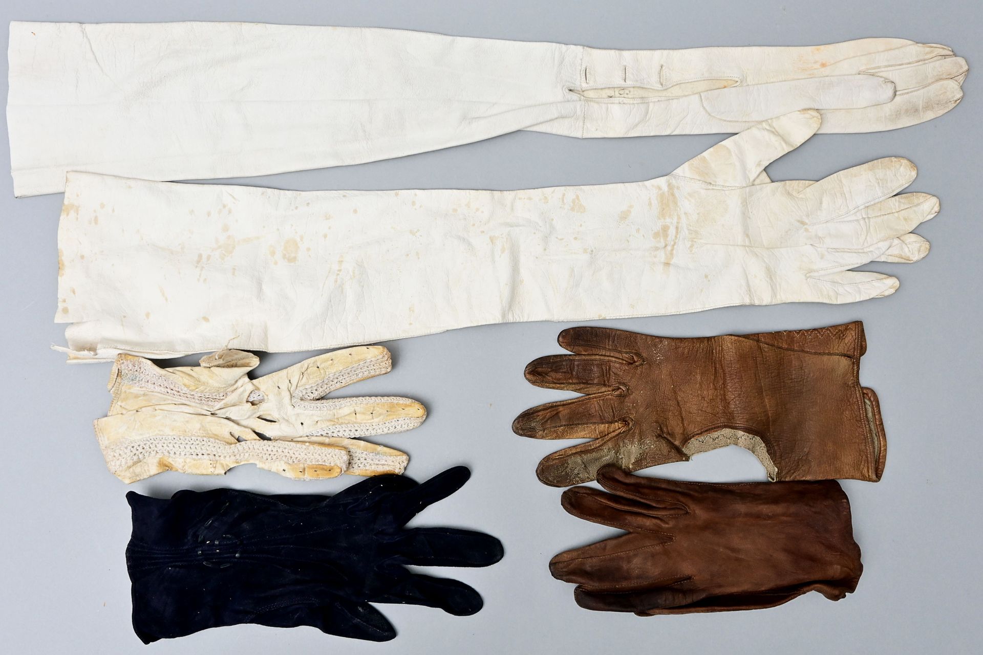 Null 一批混合的女式手套，20世纪。 皮革（小牛皮？），棕色，黑色和白色。部分有装饰元素，编织的装饰品。不同尺寸，适合小手，一副，一左一右三个手套。有使用和&hellip;