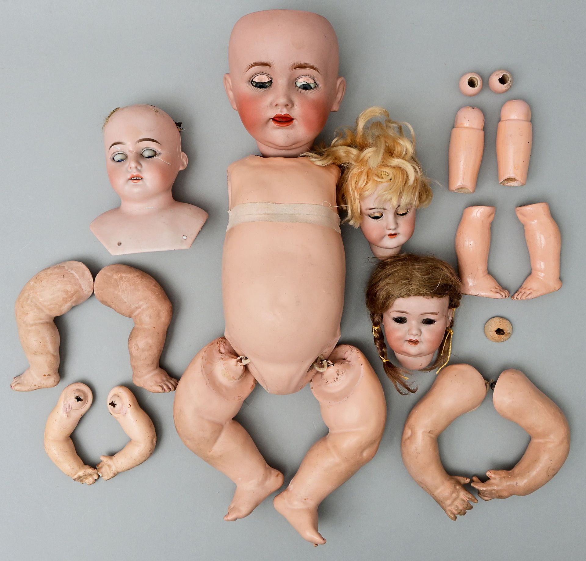 Null Lot of spare parts for dolls, late 19th c. Ver doll heads: Armand Marseille&hellip;