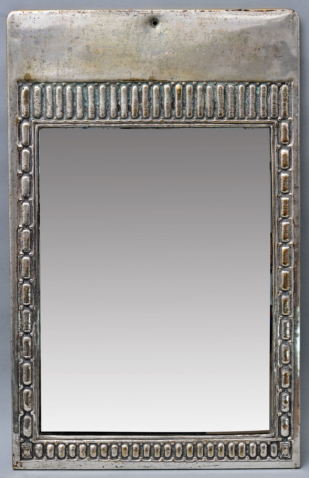 Null 优雅的新艺术派镜子，金属框架，镀银，约1910年。 长方形格式，周围有气泡的装饰边缘，角落里有小装饰品。61 x 39厘米。镀银擦伤。清洁剂的残留物。&hellip;