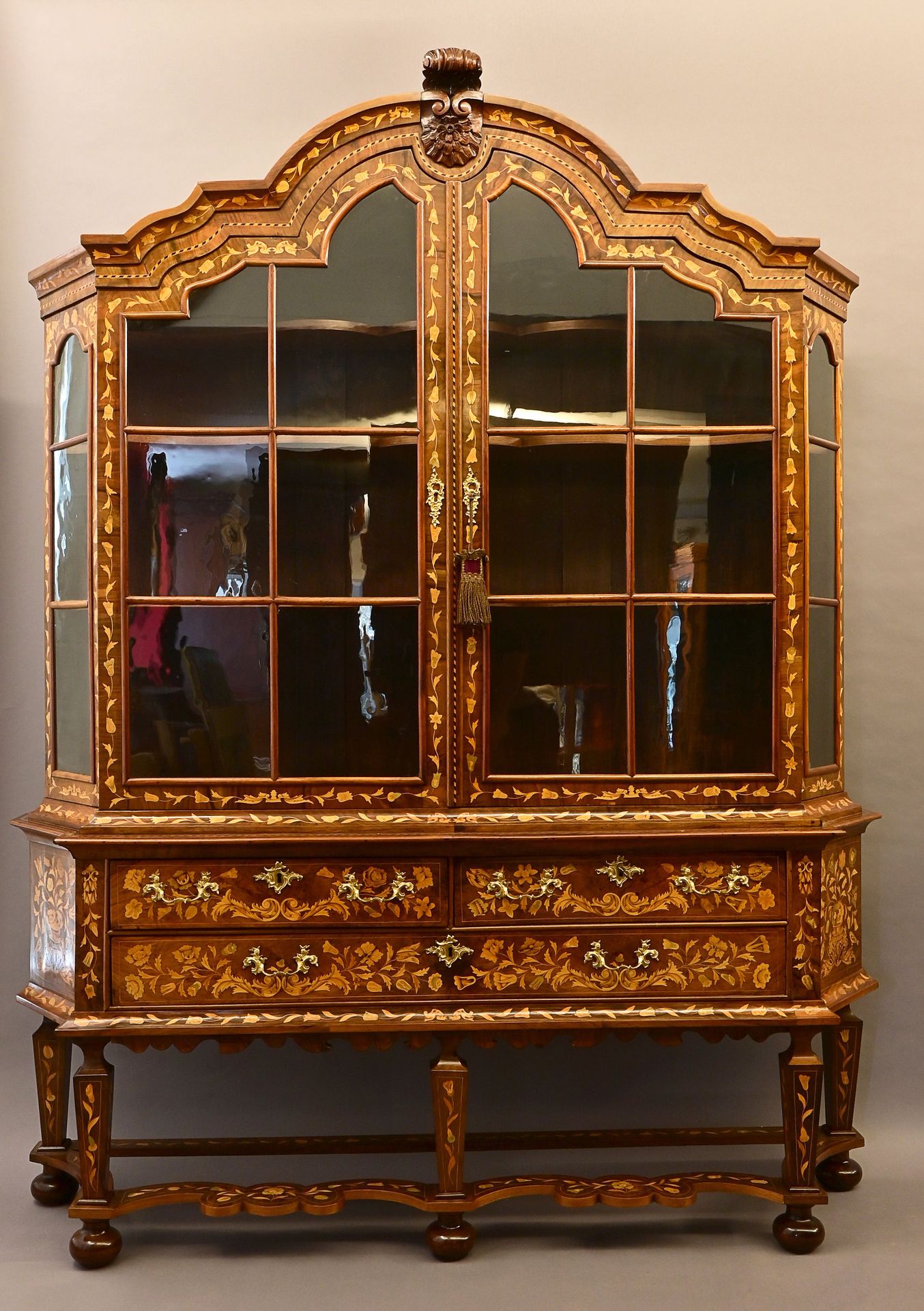 Null 大型展示柜，荷兰 18/19世纪，所谓的 "板柜"。软木，桃花心木贴面，用不同颜色的珍贵木材镶嵌出丰富的花纹装饰。略微倾斜的冠状体在一个弯曲的螺柱框架&hellip;