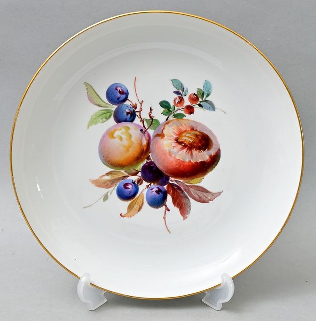 Null 圆碗，迈森，1924-33，瓷器，光滑的边缘形式，底部有水果画，金边。绘画部分减去泊。剑印。直径27厘米。 瓷碗，水果画，金边。迈森，1924-33，&hellip;