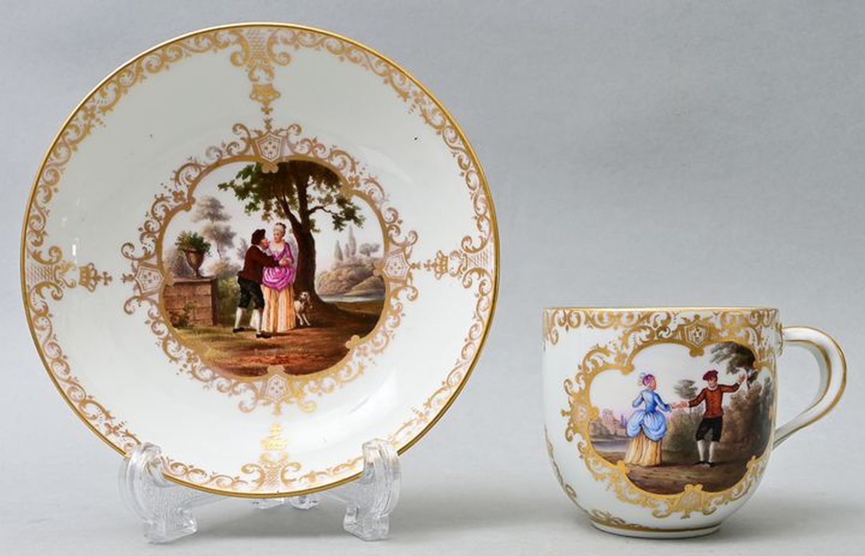 Null 杯子和碟子，迈森，19世纪 瓷器，光滑的边缘形式，带有编织的树枝把手，装饰有房屋绘画。在bandelwerk框架中的多色储备，风景中的人物画。金色的边&hellip;