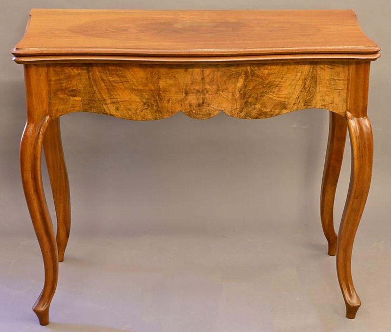 Null Folding table, 2nd half of the 19th century.Walnut and walnut veneer, four &hellip;