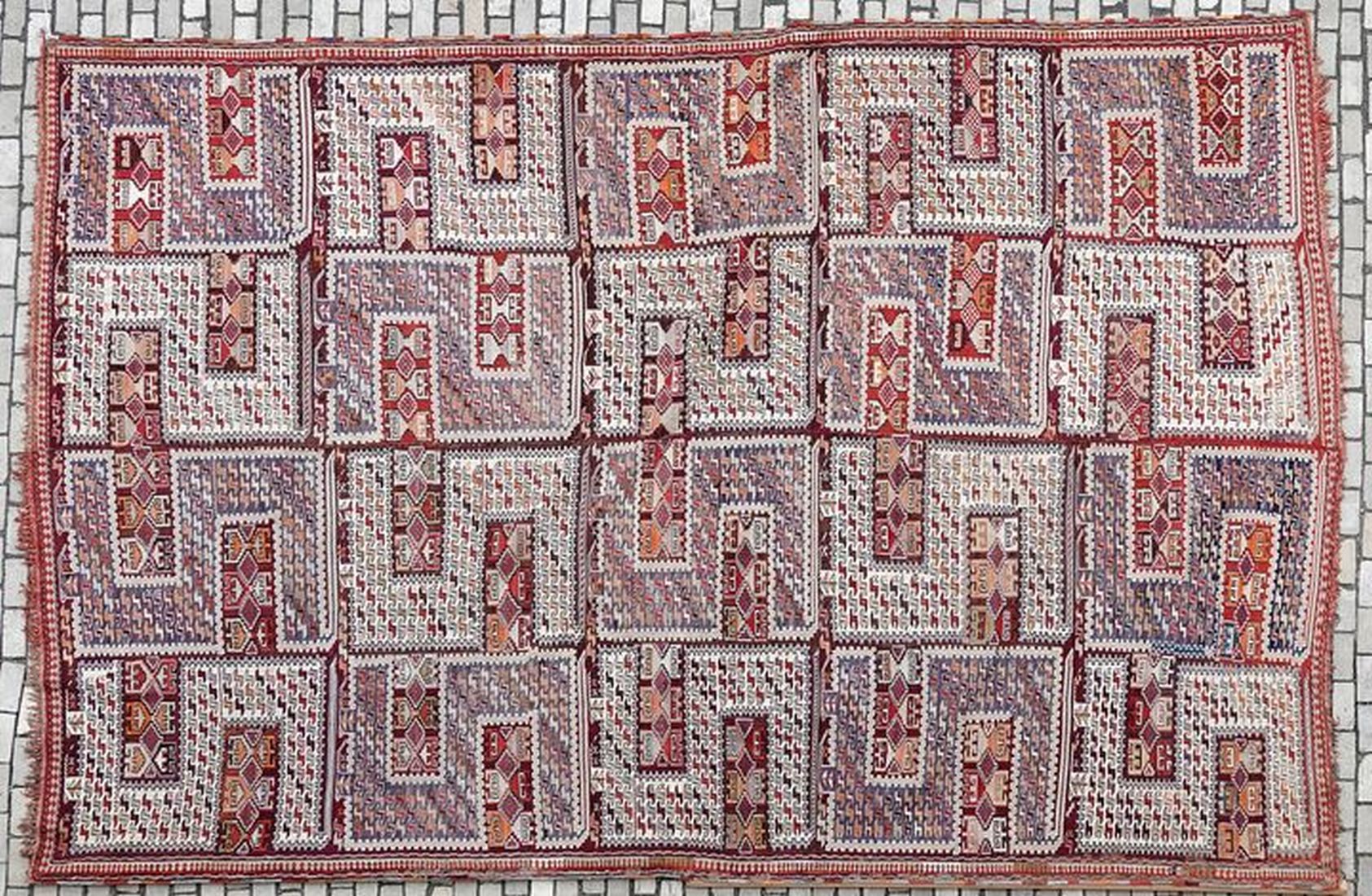 Null 苏马赫（Soumagh）Sileh地毯。平织和缝制技术，羊毛，由两块板组成。棕色、红棕色、紫蓝色和乳白色的精彩色彩，保存完好。有些地方有轻微的修补，考&hellip;