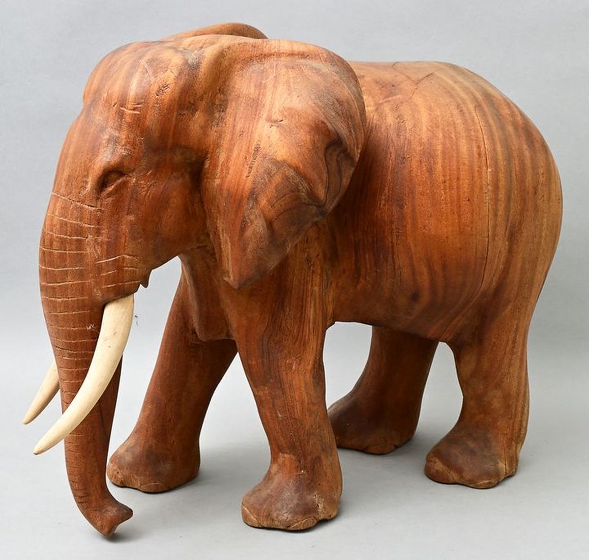 Null Sculpture en bois d'éléphant, 20e s. Teck sculpté, défenses insérées dans d&hellip;