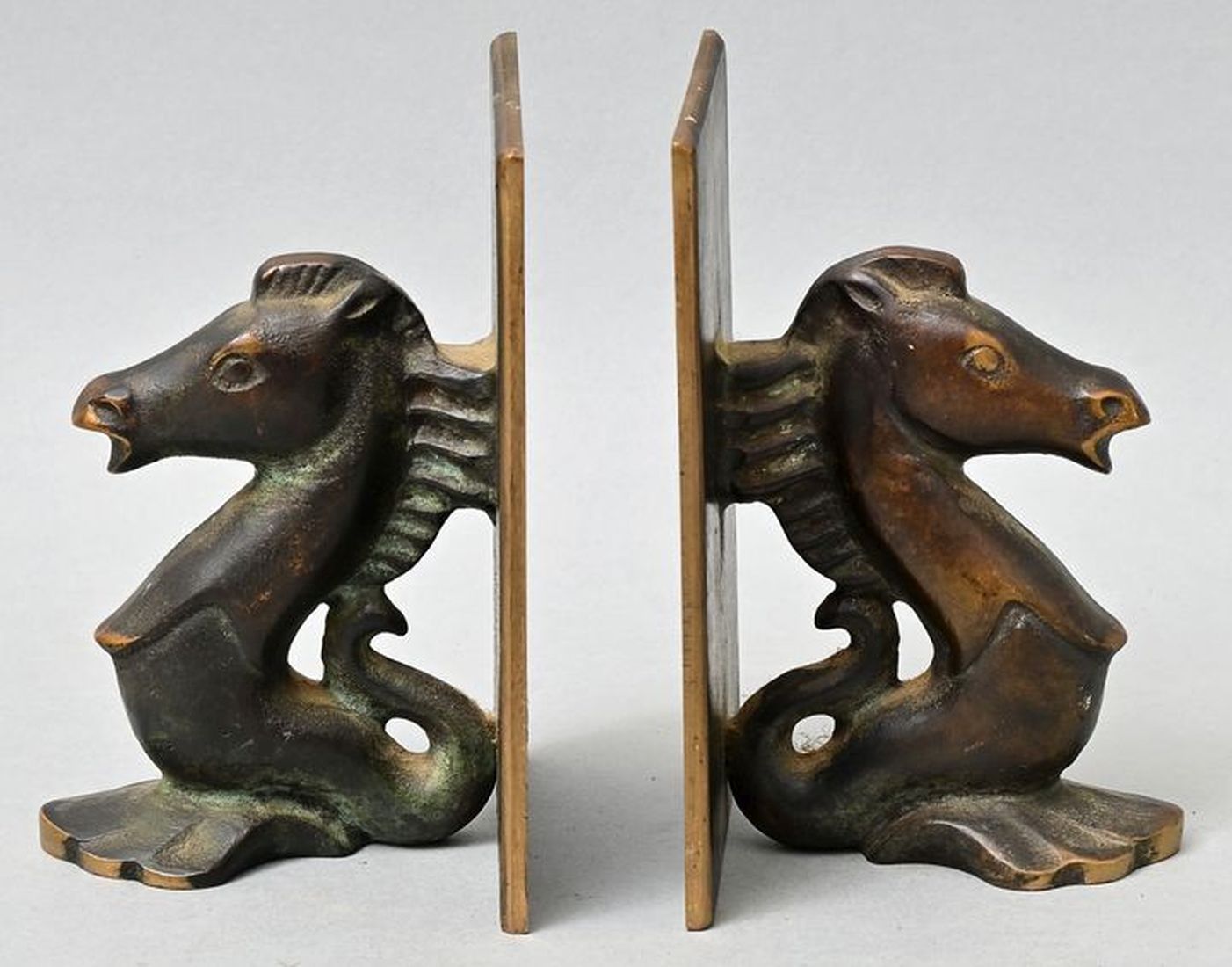 Null Paire de serre-livres avec hippocampe, Italie ( ?), 20e s. Bronze, patiné. &hellip;
