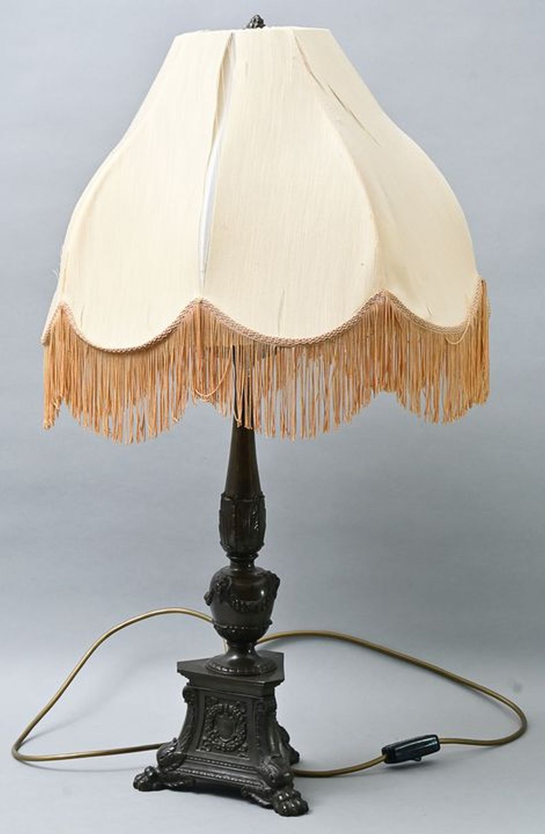 Null Lampe de table, 2e moitié du 19e s. Pied en bronze, tripode, tige en colonn&hellip;