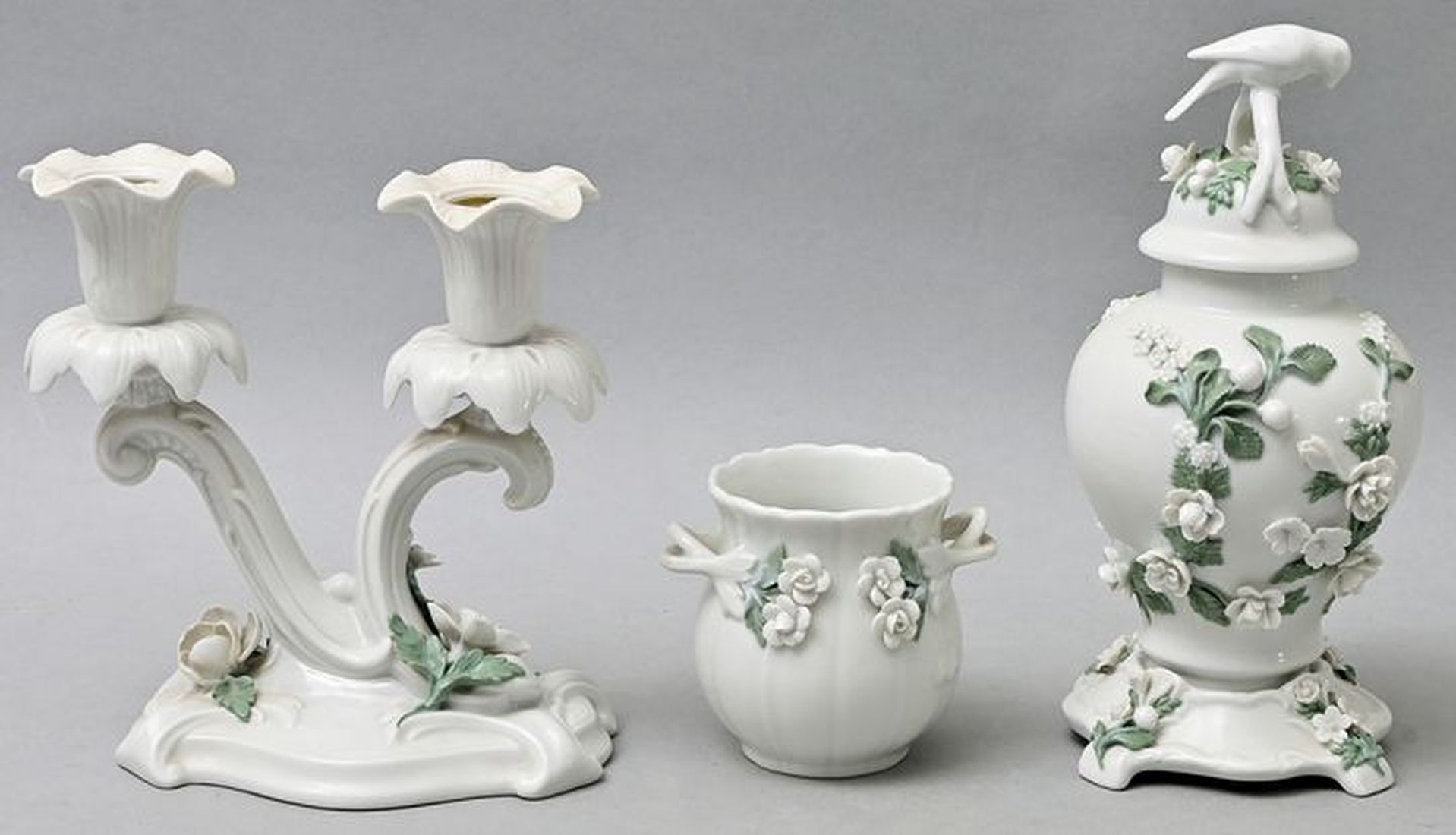 Null Trois pièces en porcelaine blanche et verte, Freital-Potschappel, 20e s. Va&hellip;