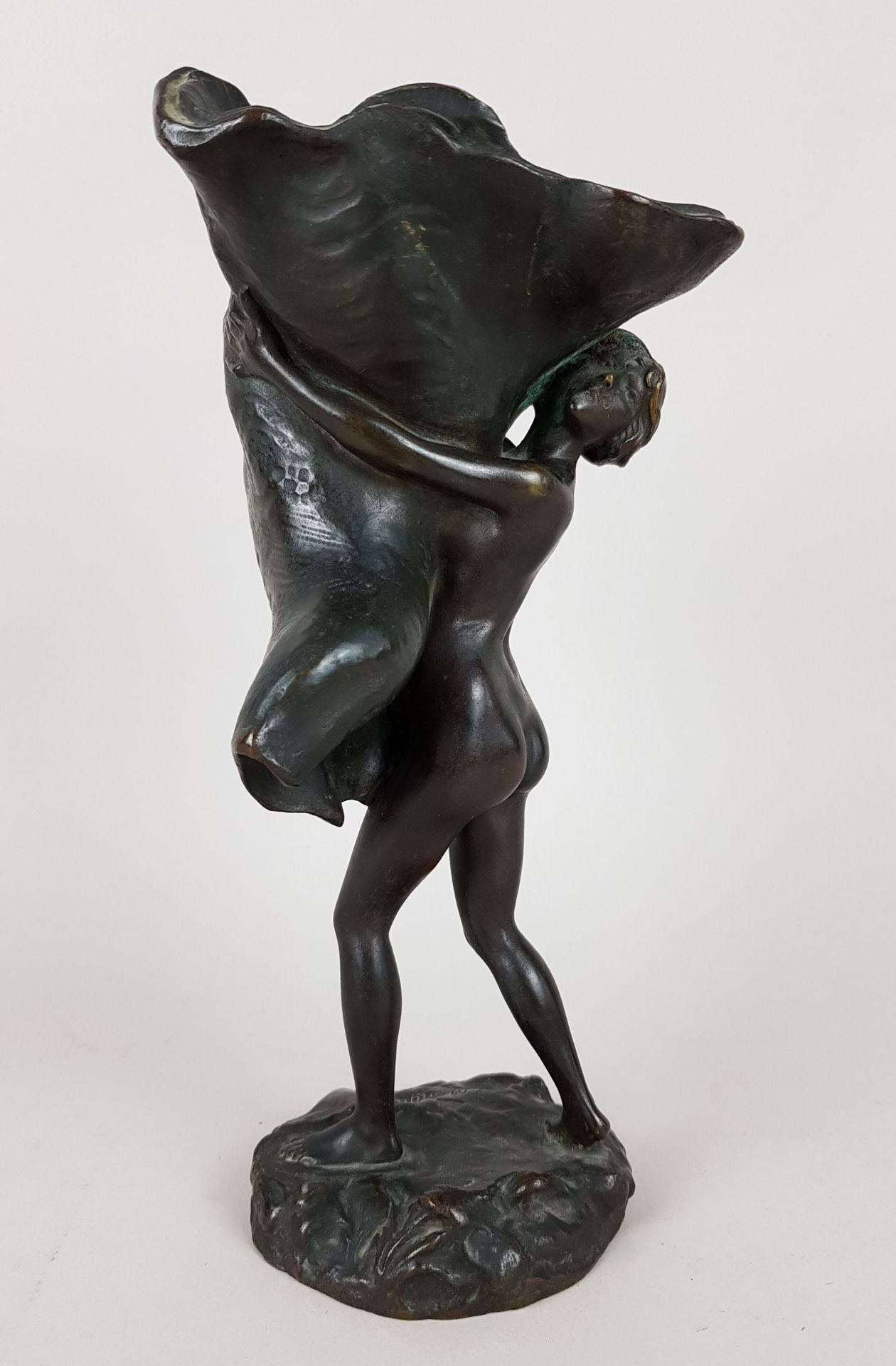 Null Mengus J. (XIXe-XXe),"Femme portant un nautile" sculpture en bronze à doubl&hellip;