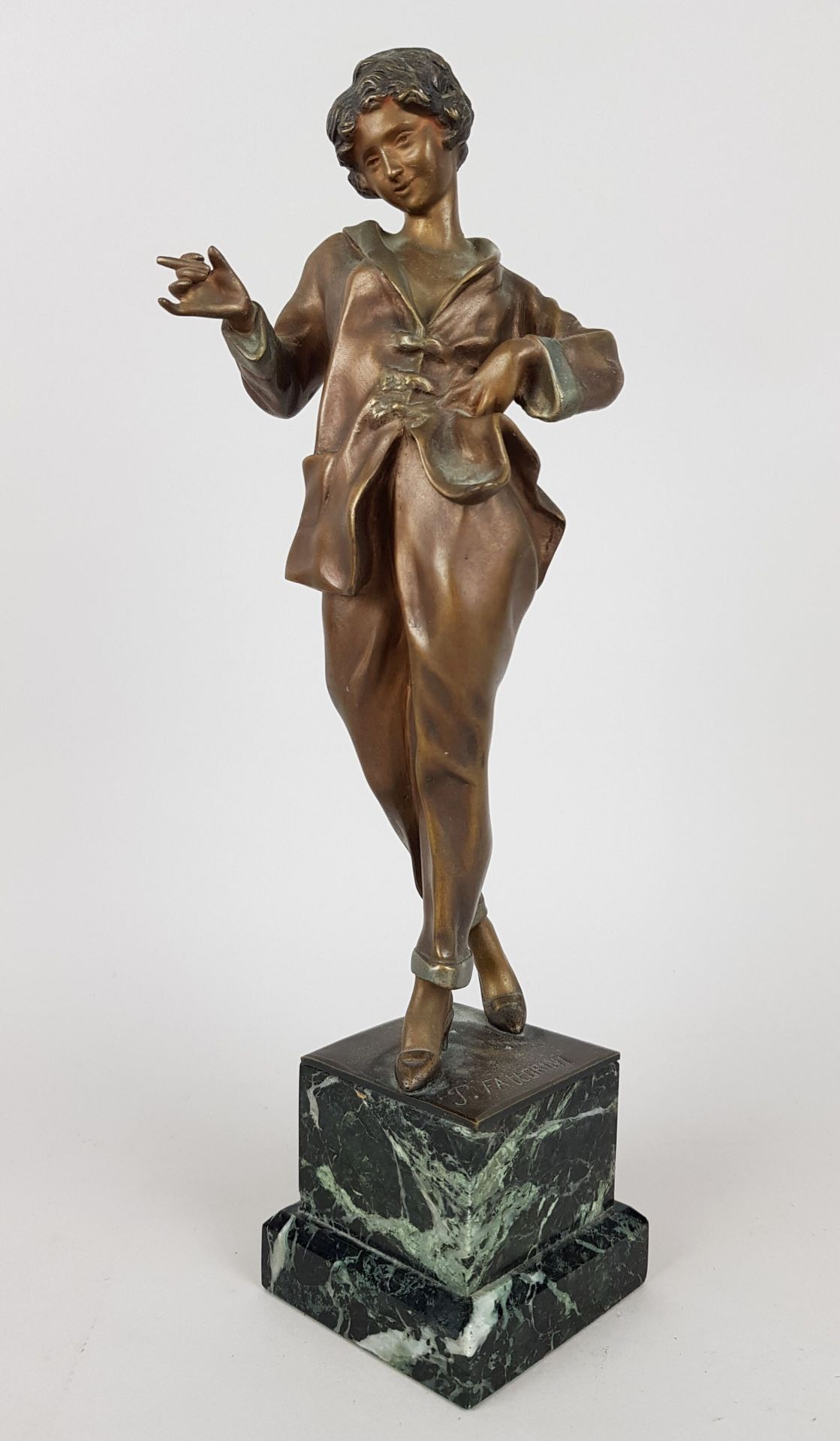 Null P. Fattorini (?) "La garçonne" sculpture en bronze à patine dorée nuancée v&hellip;