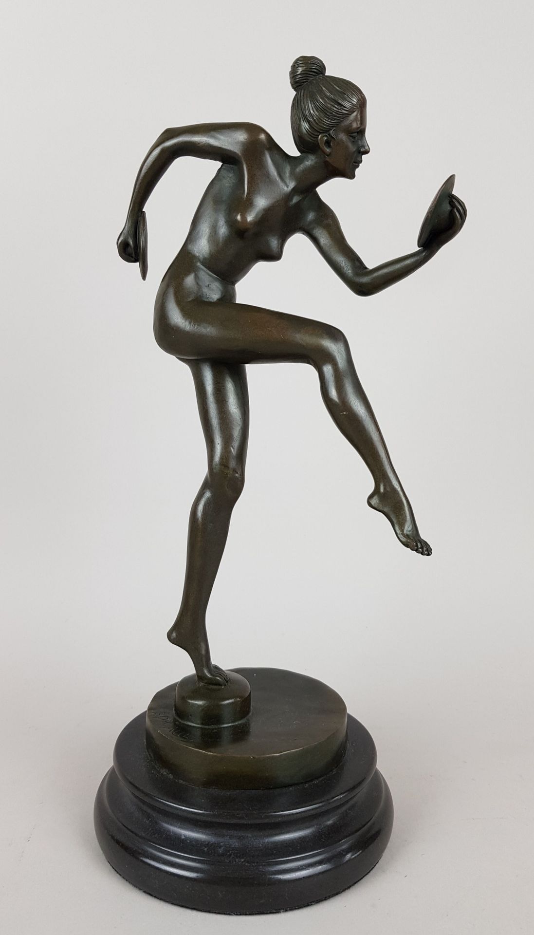 Null "Danseuse nue aux cymbales" sculpture en bronze à patine brune nuancée. Sig&hellip;