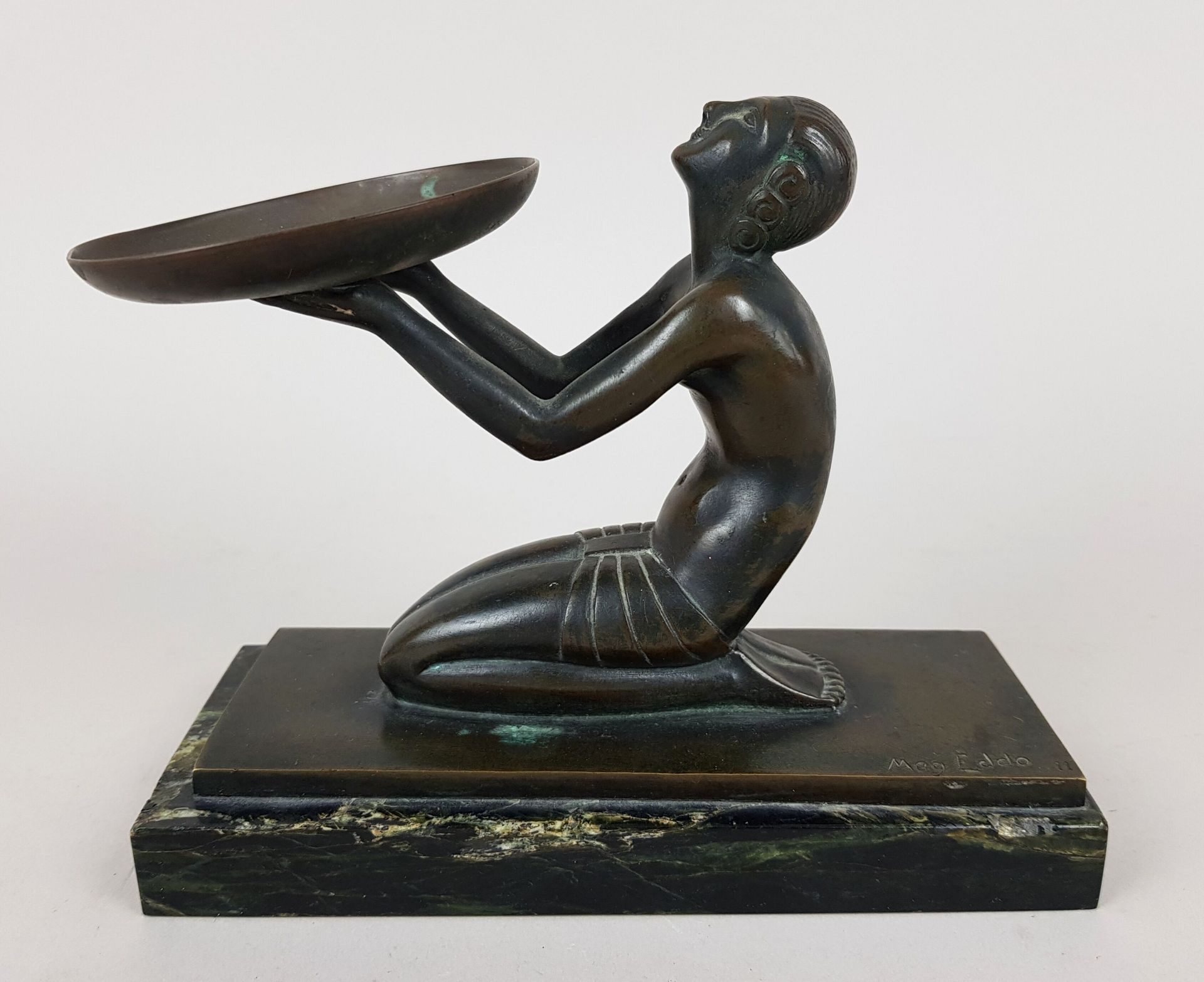 Null "Femme agenouillée tenant une coupe", sculpture en bronze à patine brune, s&hellip;