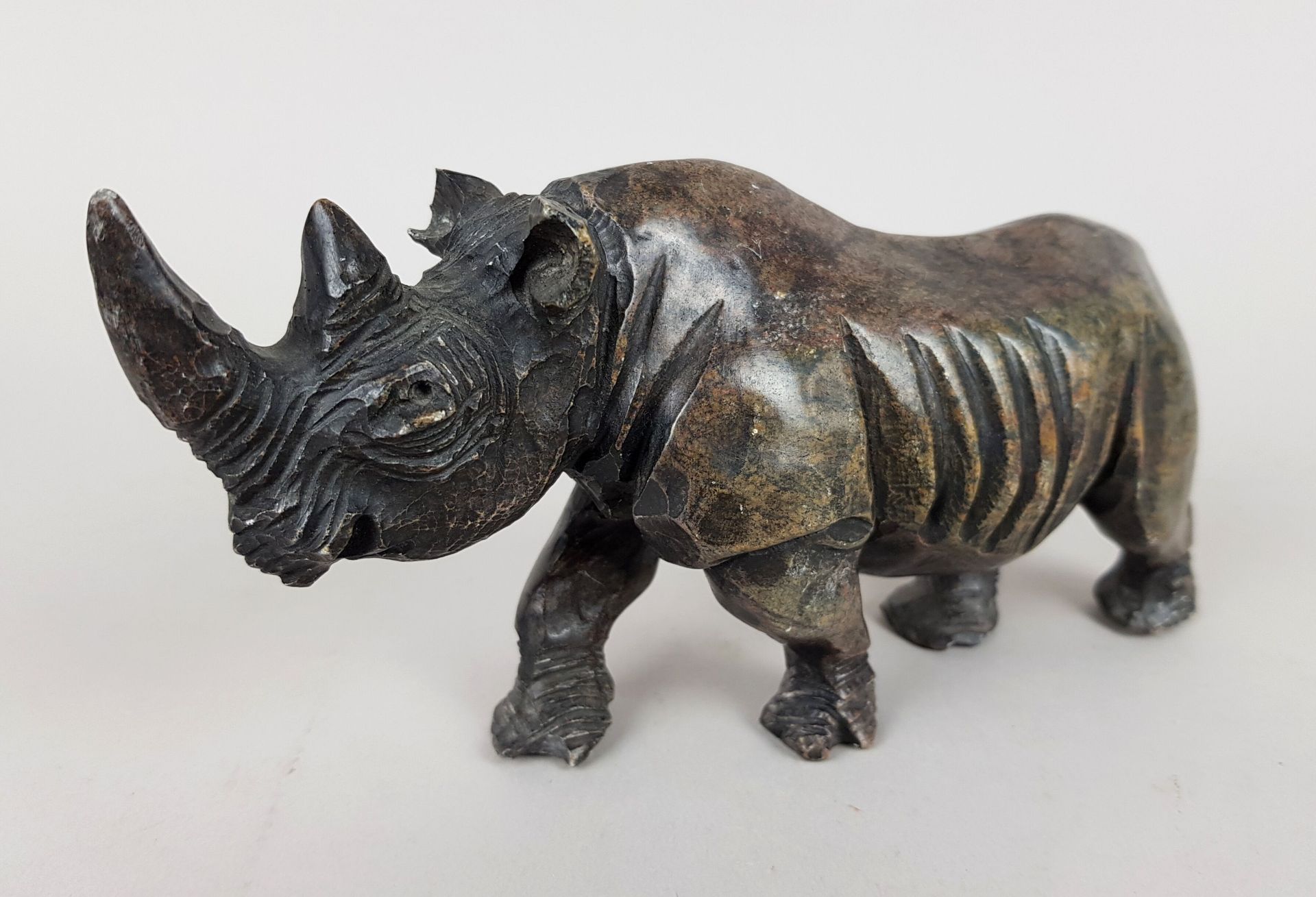 Null "Rhinocéros" sculpture en pierre dure, H 9 x L 19 cm - petits manques