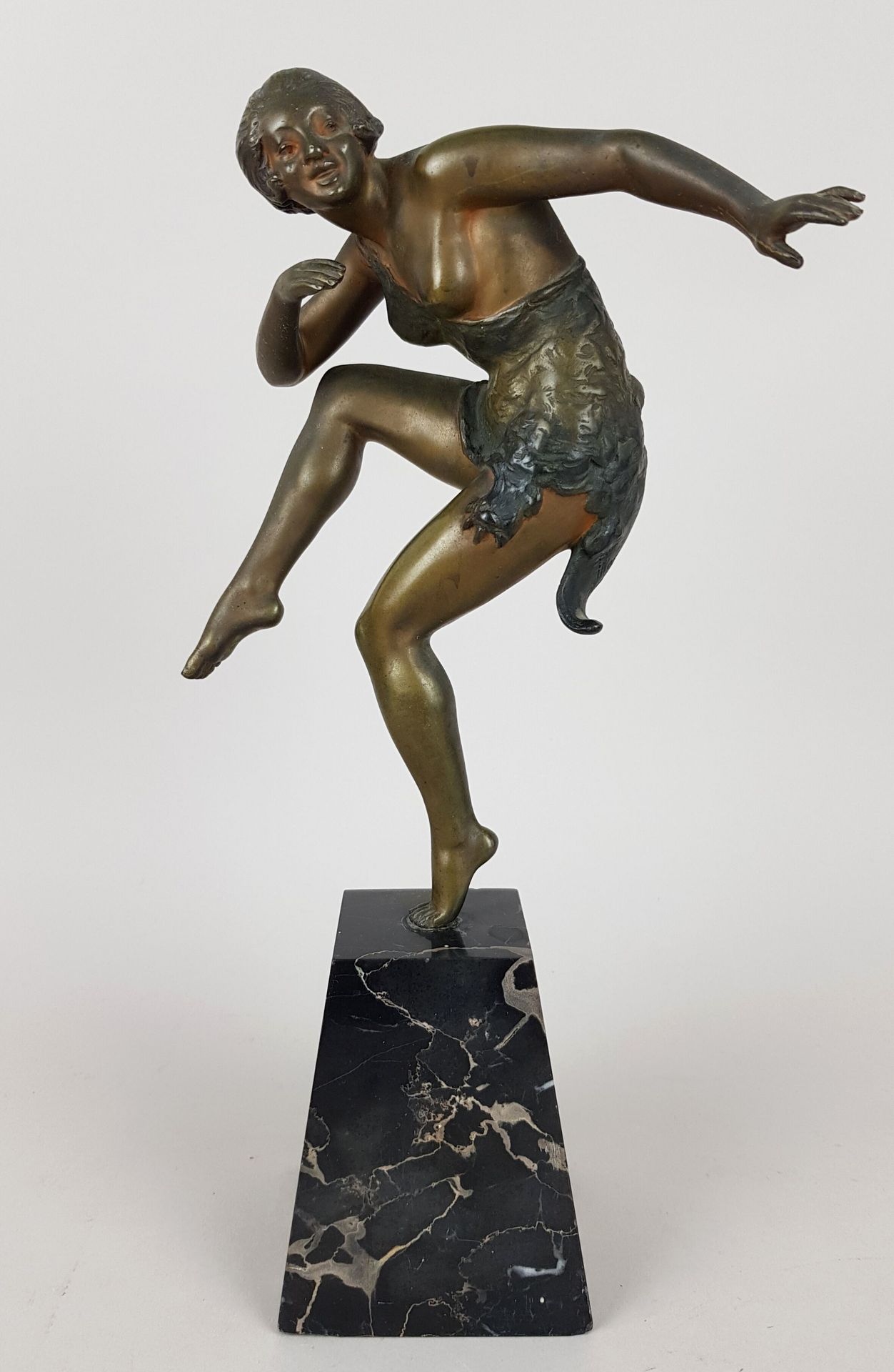 Null "Danseuse au sein découvert" sculpture en bronze à patine dorée nuancée. Si&hellip;