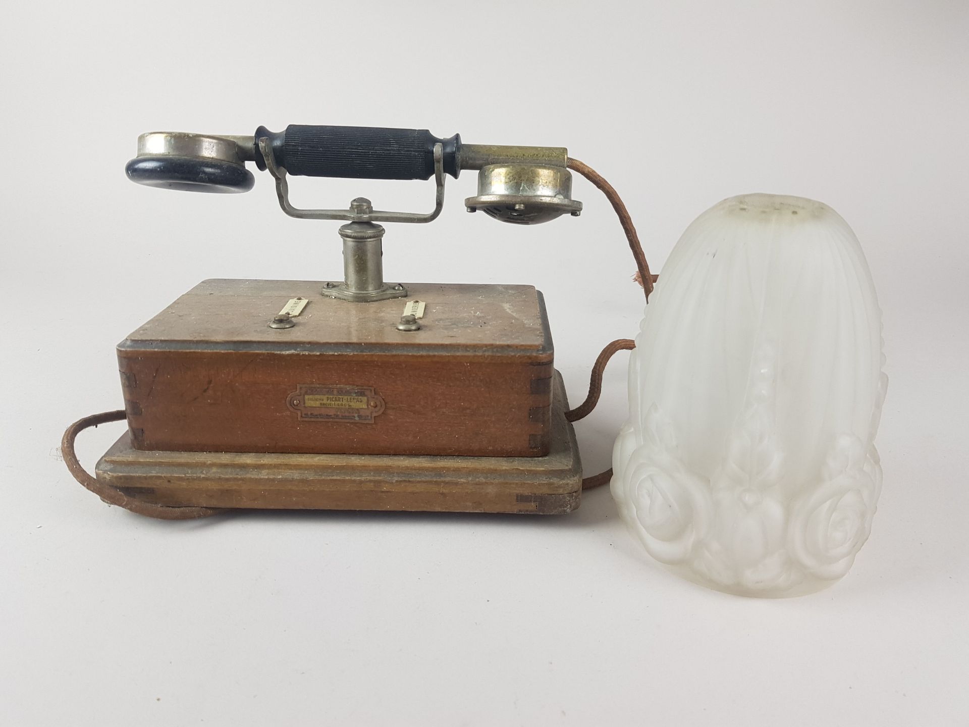 Null TELÉFONO y un TULIP de cristal para una lámpara - desgastado por el uso