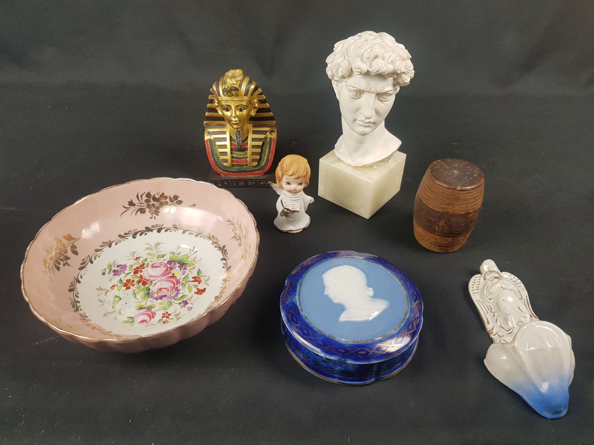 Null LOT d'objets divers dont une coupe en porcelaine (H 7 cm - Diamètre 22 cm),&hellip;