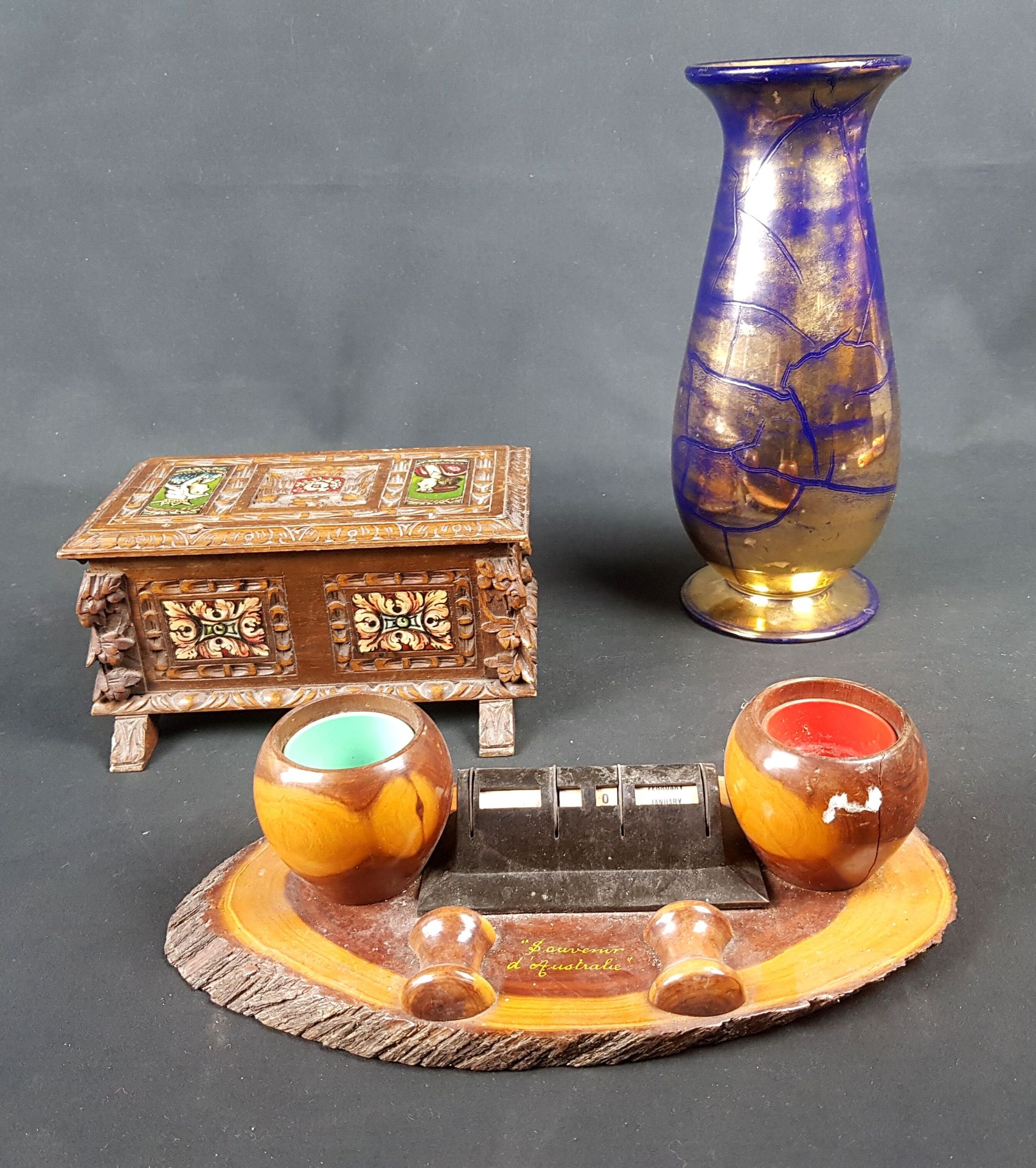 Null 一组不同的物品，包括一个木盒，一个墨水瓶，一个蓝色和镀金的玻璃花瓶（高27厘米） - 磨损和撕裂