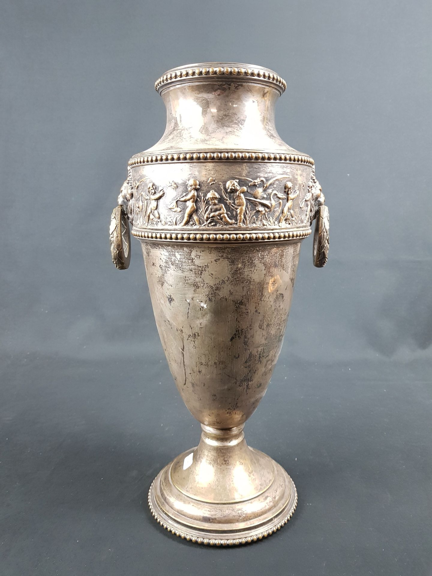 Null Vaso in metallo argentato decorato con un fregio di cherubini. H 40 cm - us&hellip;