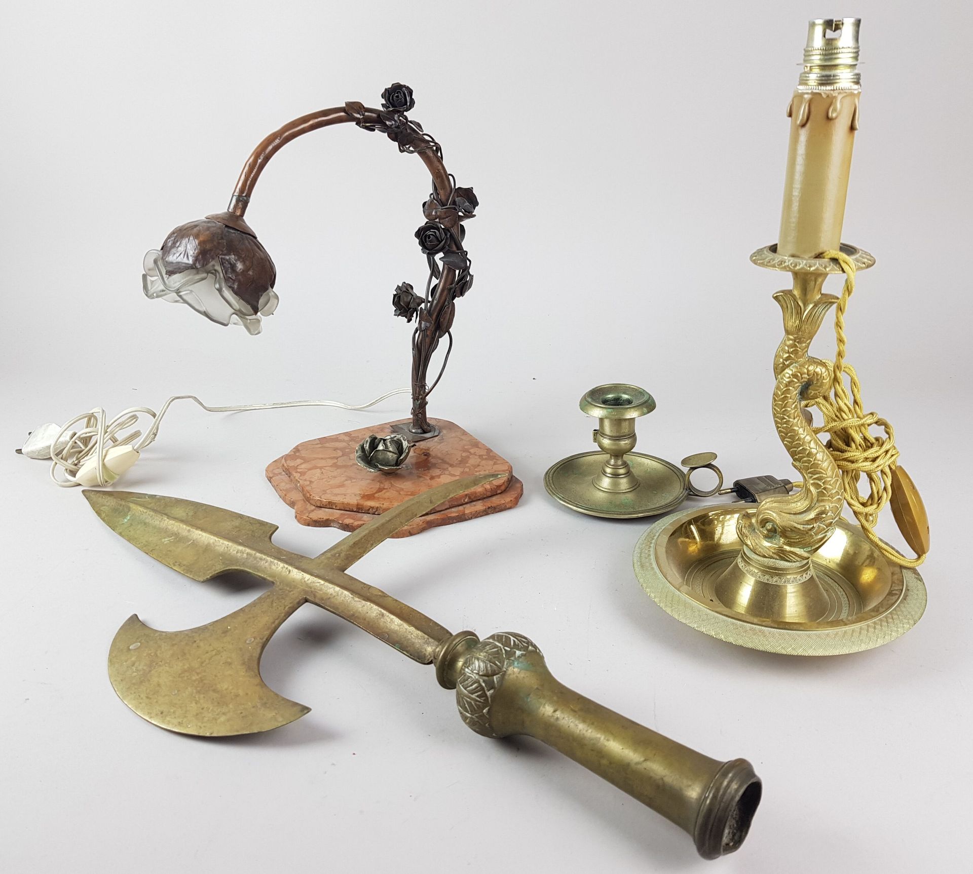 Null 一组不同的物品，包括一盏台灯，一个带海豚的青铜灯座，一个青铜烛台，一个戟顶 - 磨损和撕裂