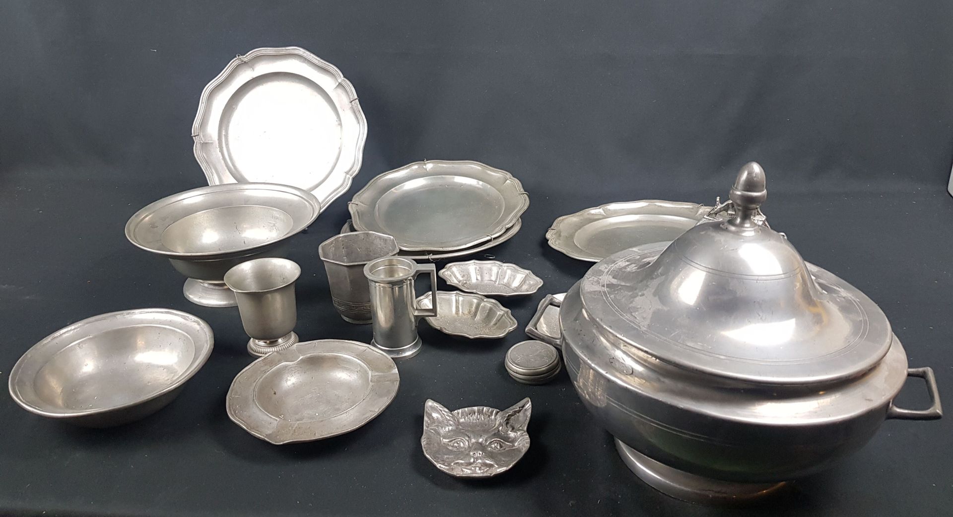 Null LOT of pewter including a tureen, dishes and plates - wear and tear