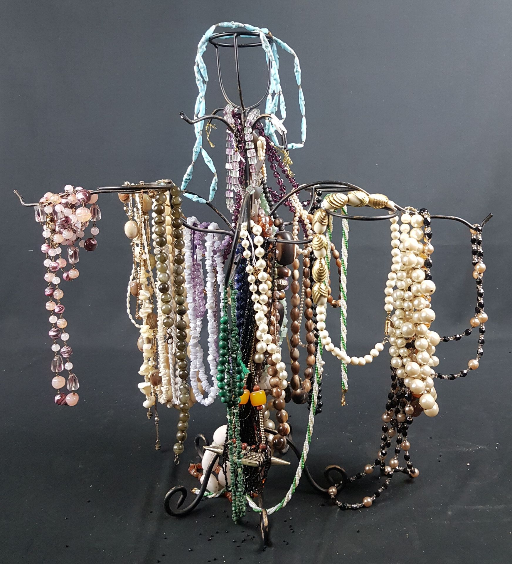 Null LOT of fancy necklaces with support - wear and tear