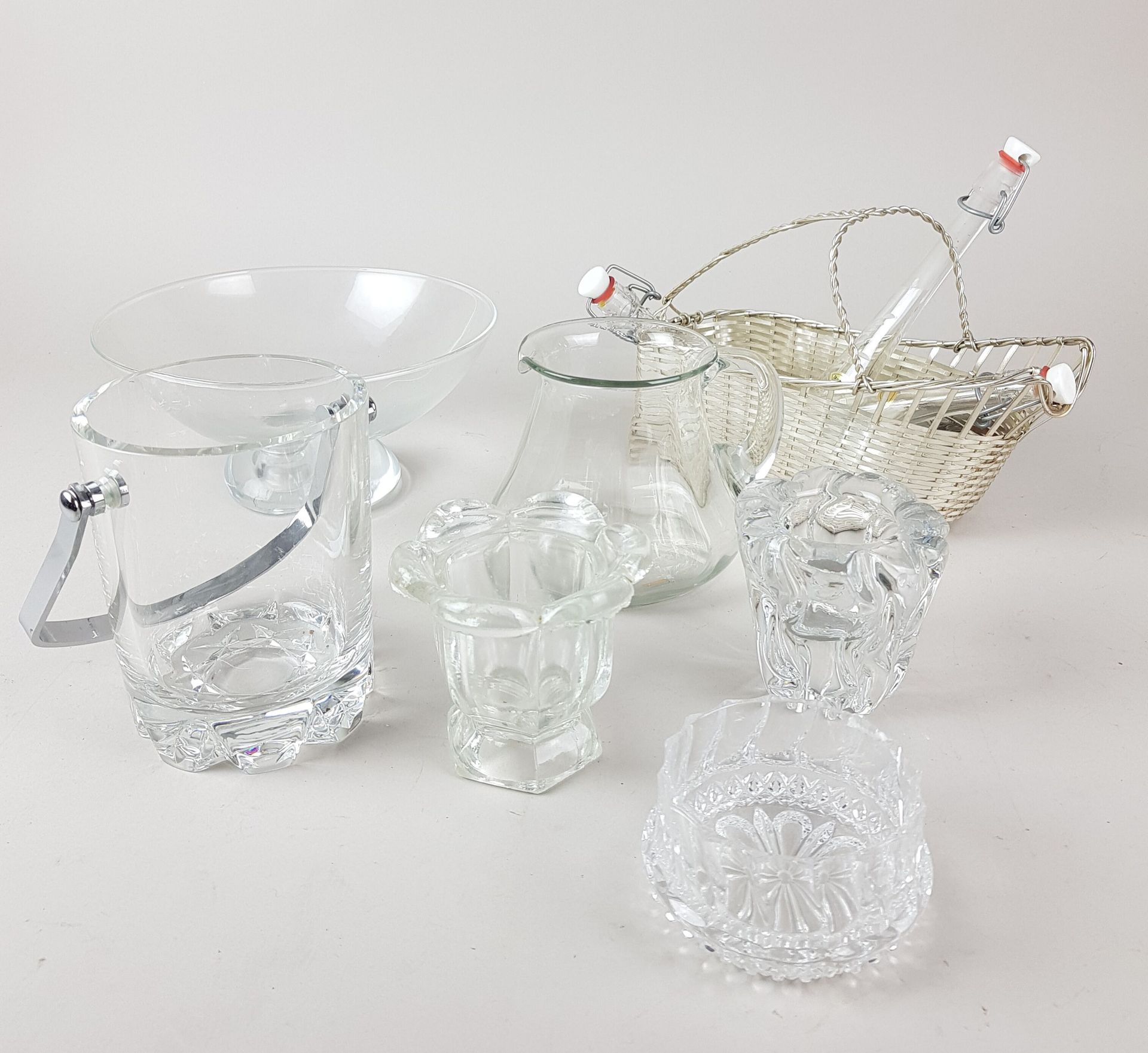 Null LOTE de cristalería que incluye cubitera, vaso, jarra, cesta metálica - des&hellip;