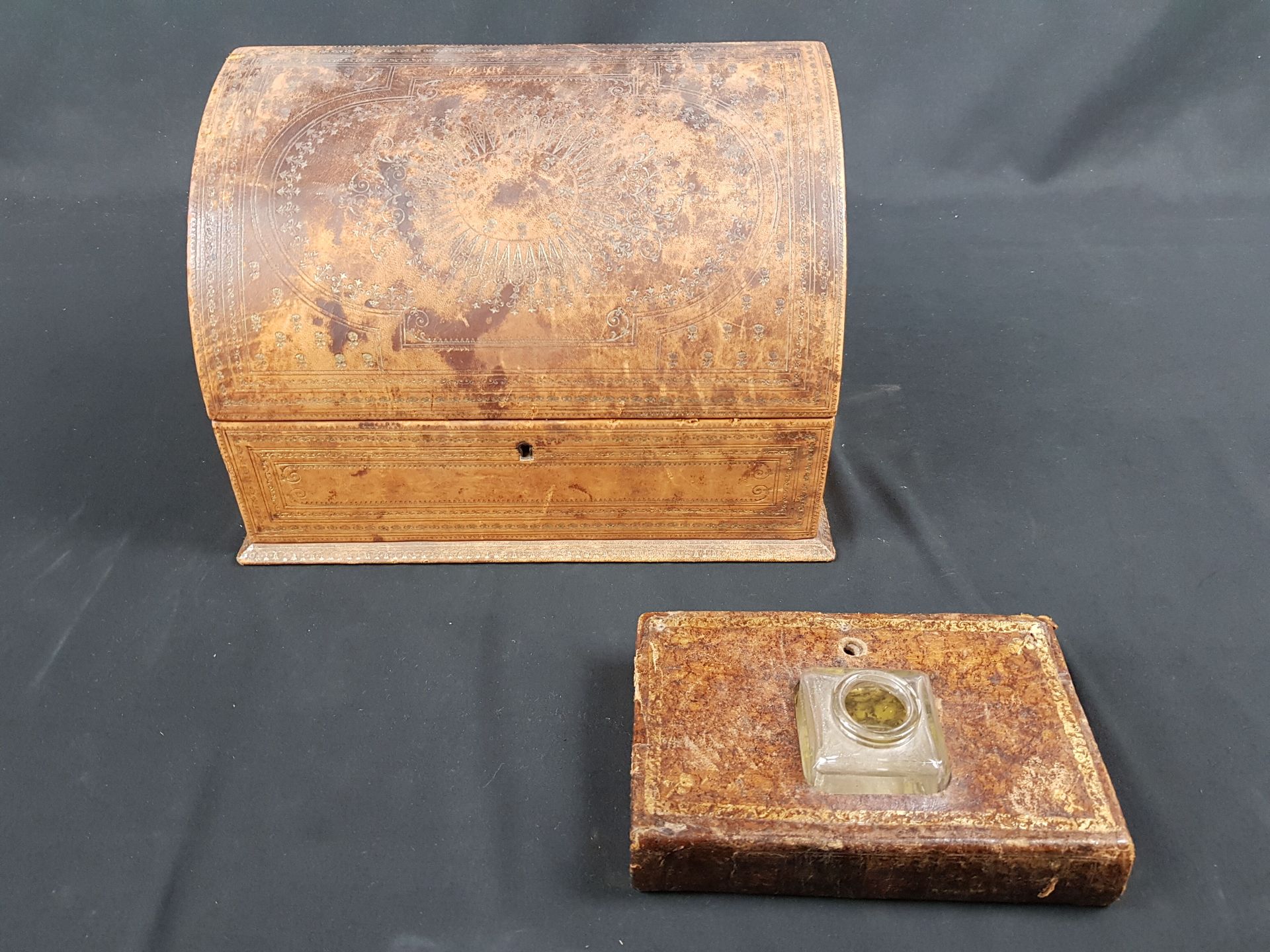 Null LOT including a leather mail folder and an inkwell - wear and tear