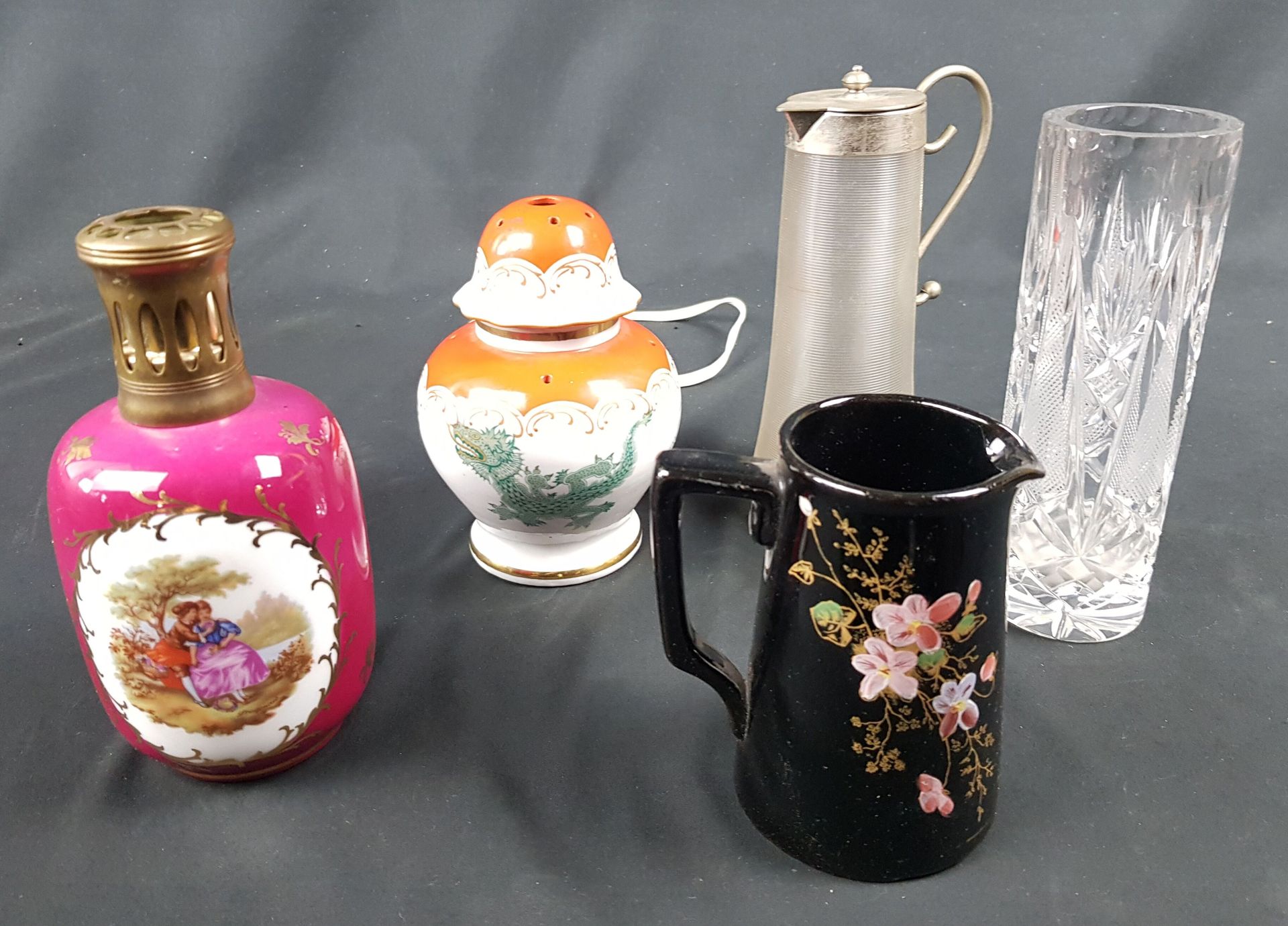 Null 一组不同的物品，包括一个水晶花瓶（高18厘米），Berger灯，水壶和夜灯 - 磨损和撕裂