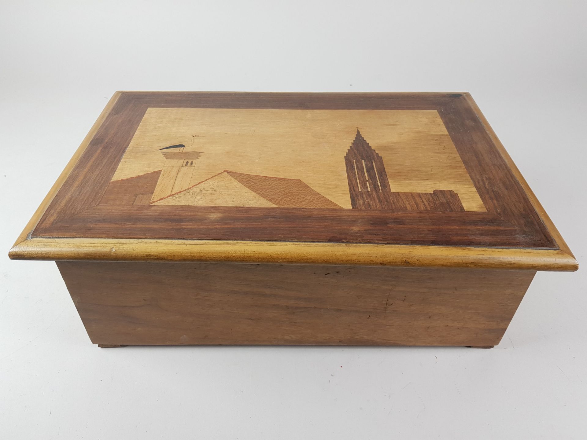 Null 镶嵌有斯特拉斯堡大教堂装饰的盒子。高13×宽37×深24厘米--磨损
