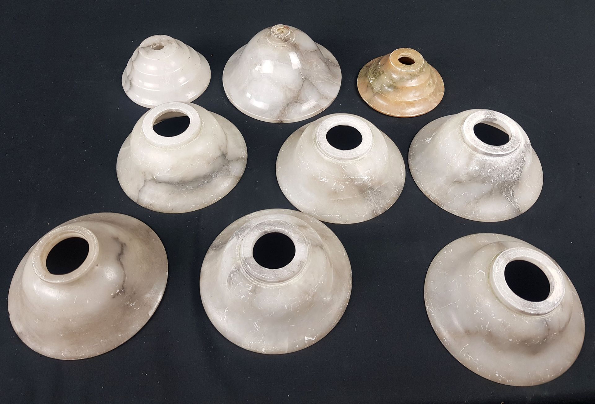 Null NINE LIGHTING CUPS in alabaster, six of the same model, a pair and a cup mi&hellip;
