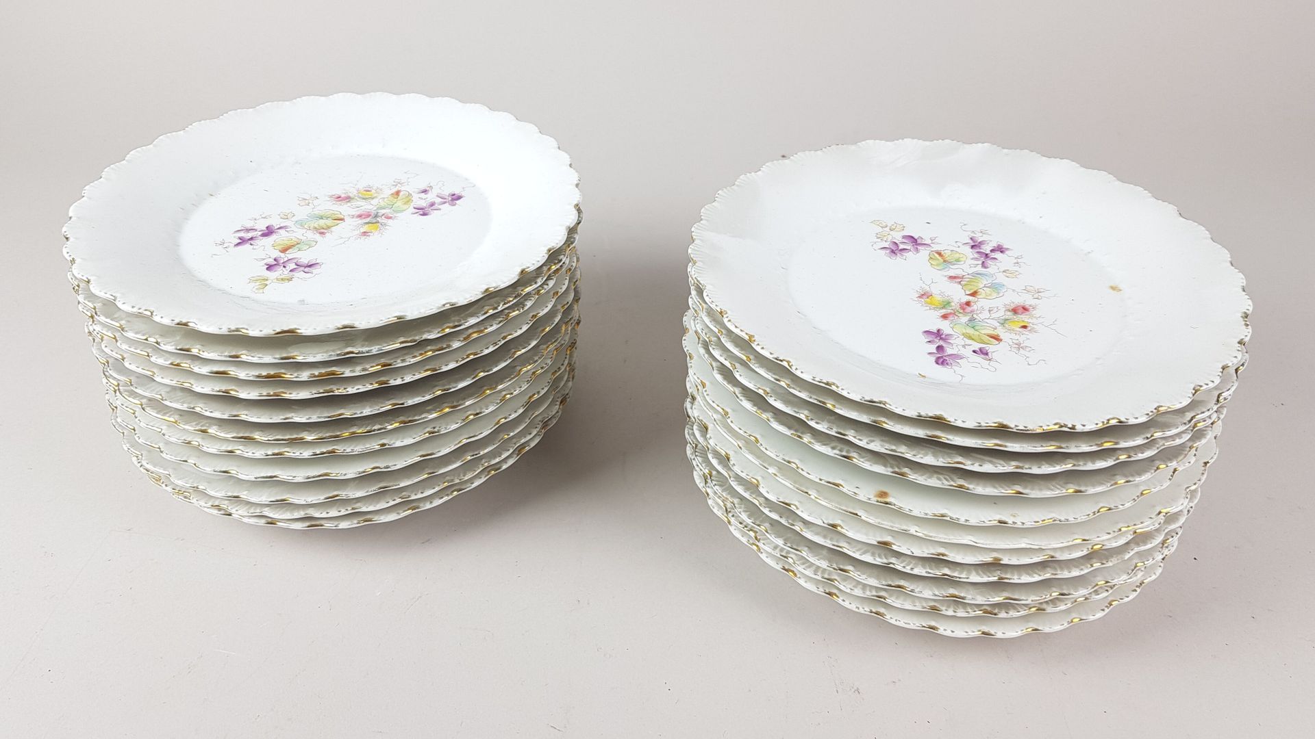 Null LOTE de platos de porcelana (unas 20 piezas). Diam 20 cm - desgaste
