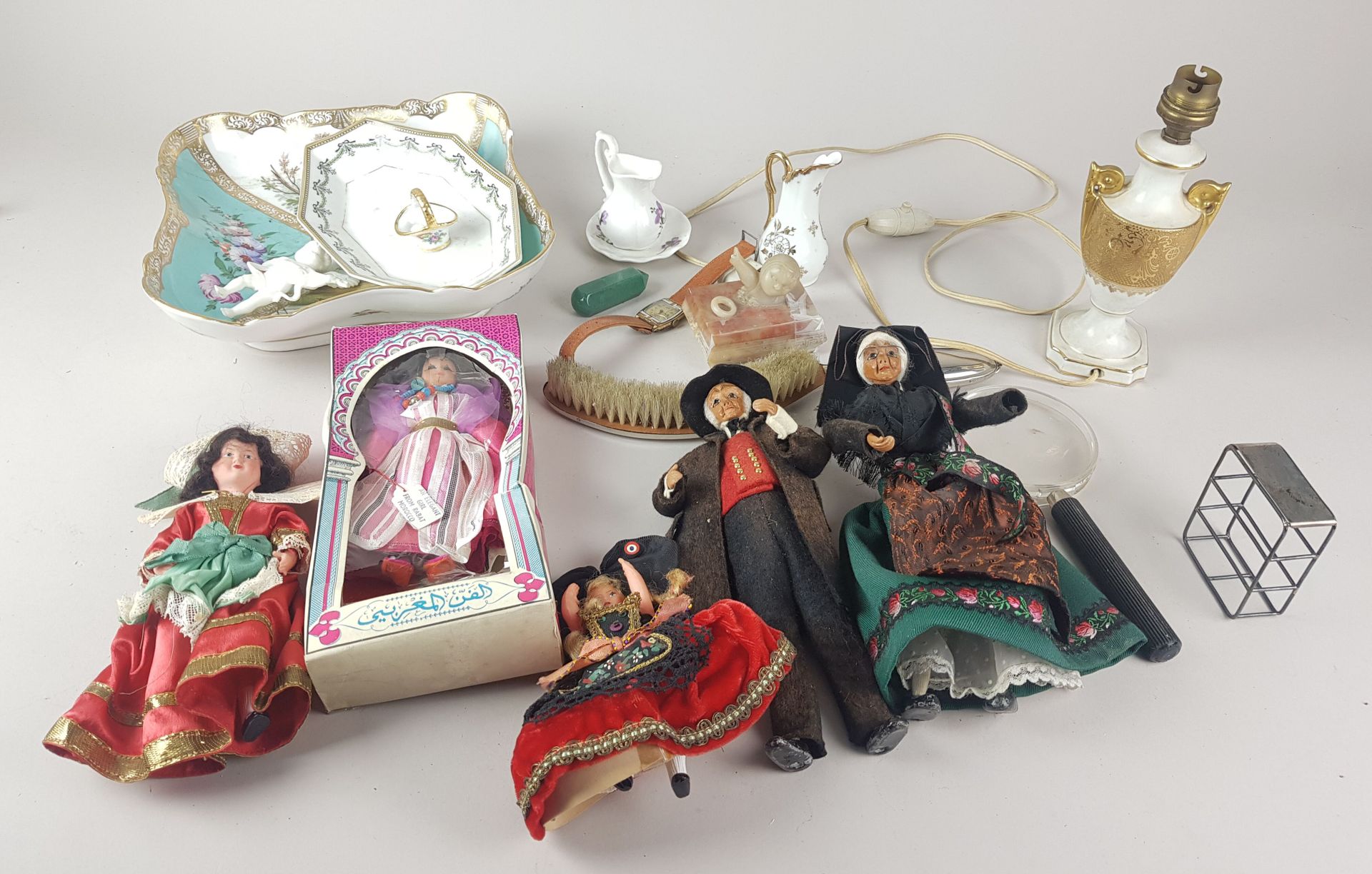 Null 一组不同的物品，包括玩偶系列，一个瓷盘和一个灯座 - 磨损，事故