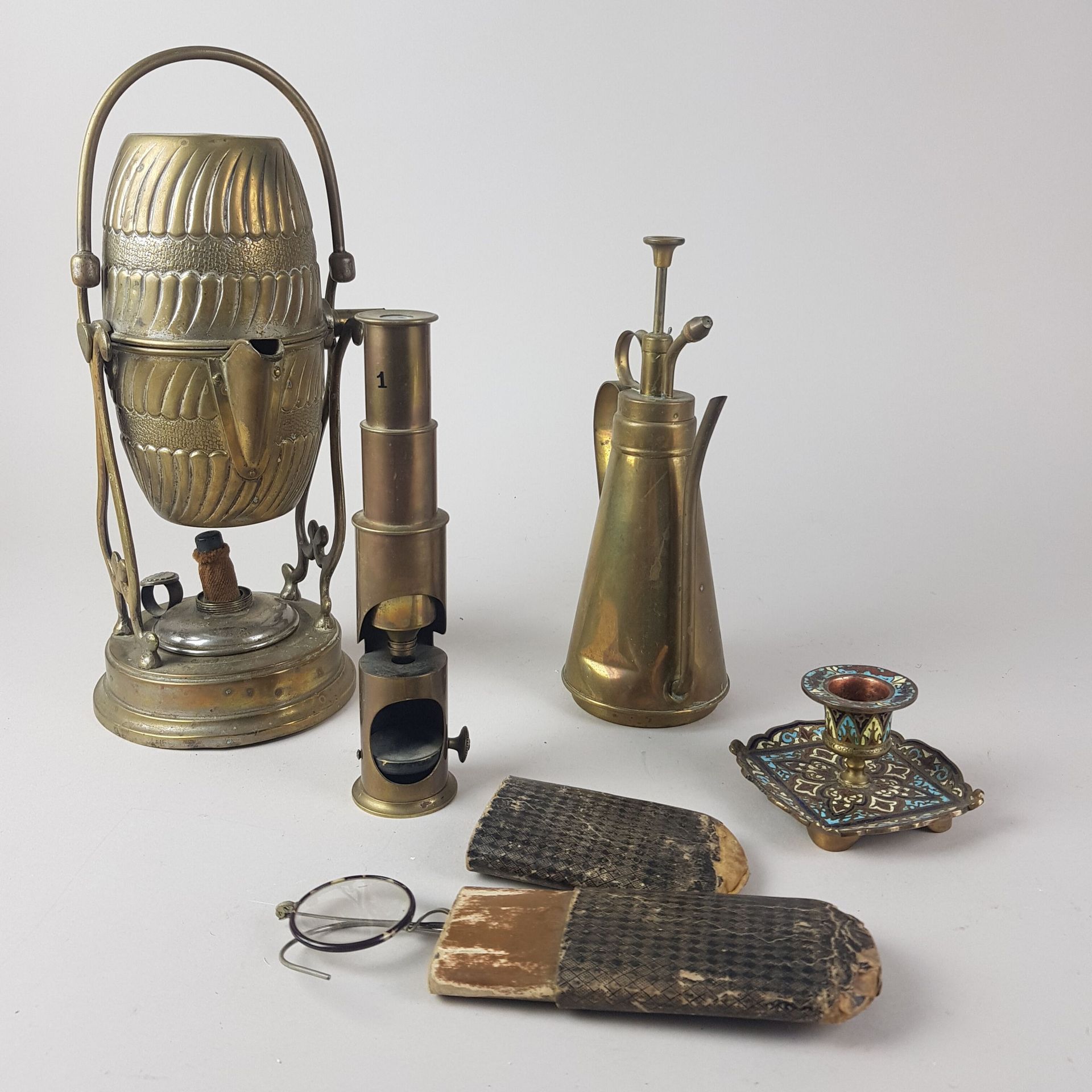 Null 一组不同的物品，包括一个铜茶炊（高27厘米），一个景泰蓝铜烛台，一副眼镜和一个显微镜 - 磨损和撕裂