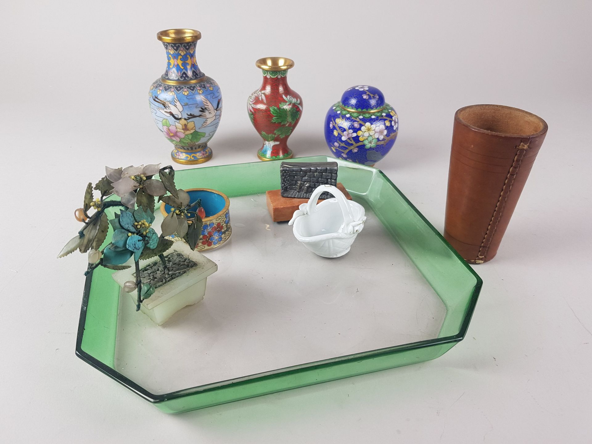 Null 一组不同的物品，包括一个水晶托盘，景泰蓝花瓶和一个皮革骰子杯 - 磨损和撕裂