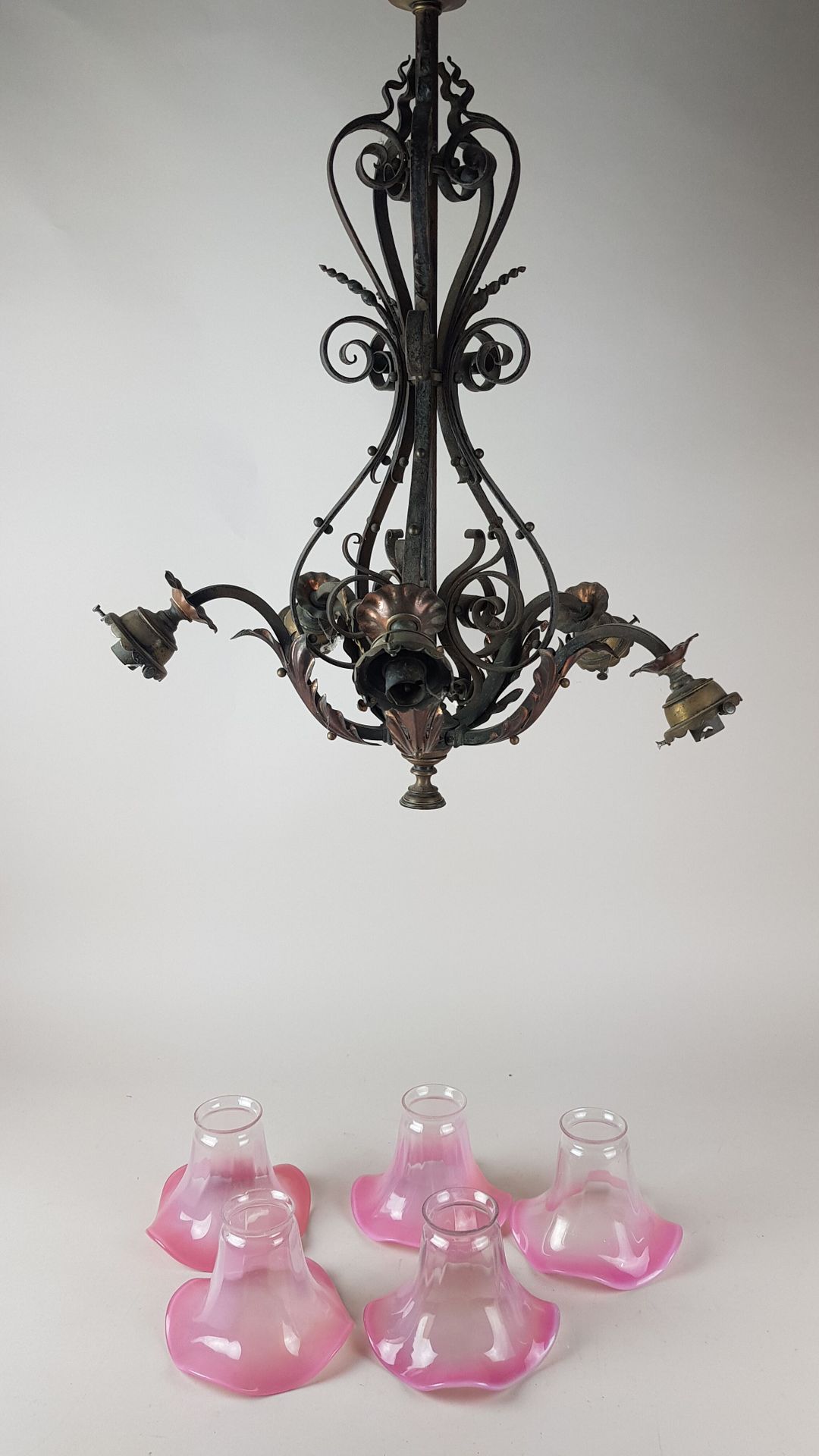Null Lampadario in ferro e ottone con 5 tulipani in vetro rosa. H 70 cm - usura
