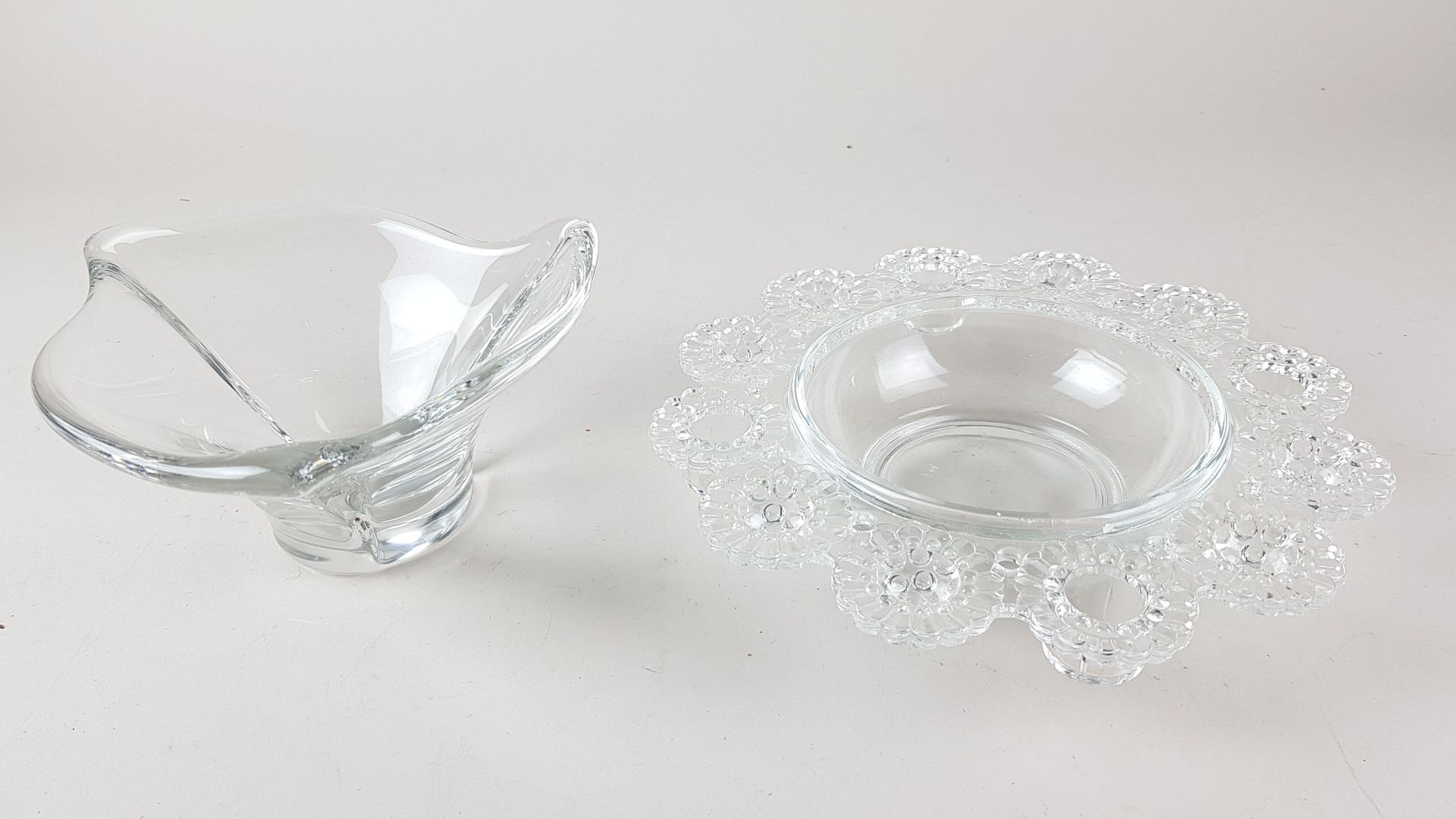 Null 两个杯子：一个是署名为DAUM的水晶杯（高11厘米-直径19厘米），另一个是带花的杯子（直径25厘米）--磨损。
