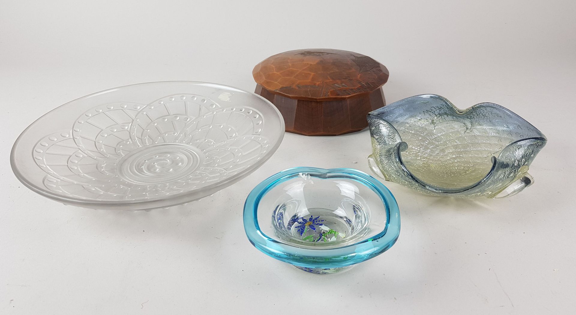 Null 一组不同的物品，包括两个玻璃烟灰缸，一个杯子（直径25厘米）和一个木盒 - 磨损和撕裂