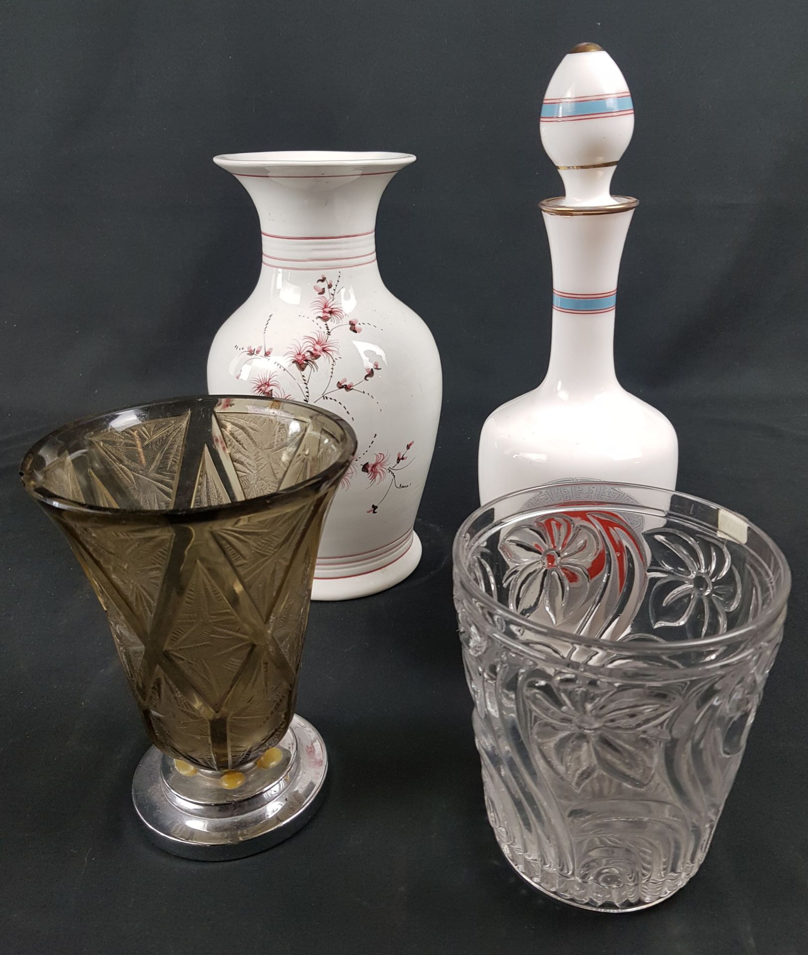 Null 包括一个圣路易斯冰桶（高15厘米），一个花瓶，一个乳白色的玻璃瓶，一个陶制花瓶 - 磨损，事故。