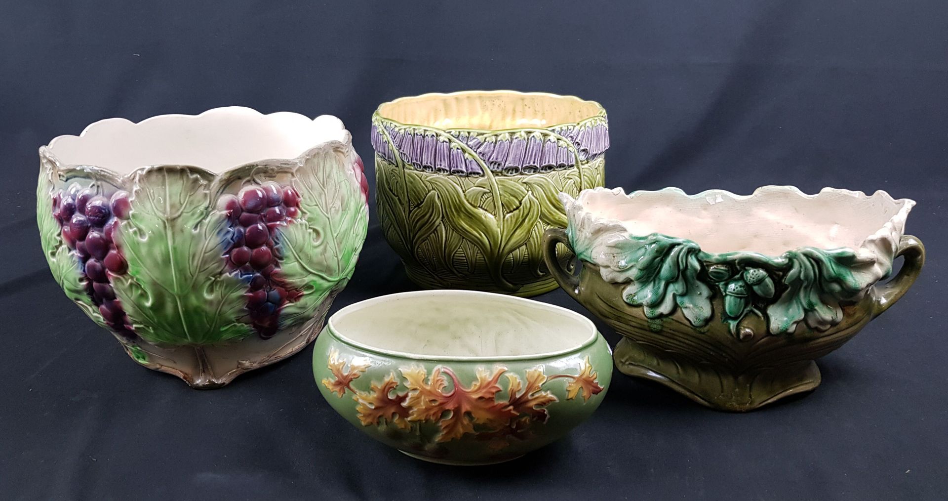 Null 一组来自Sarreguemines的陶器，包括两个花盆（高28厘米）和两个花盆 - 磨损和撕裂