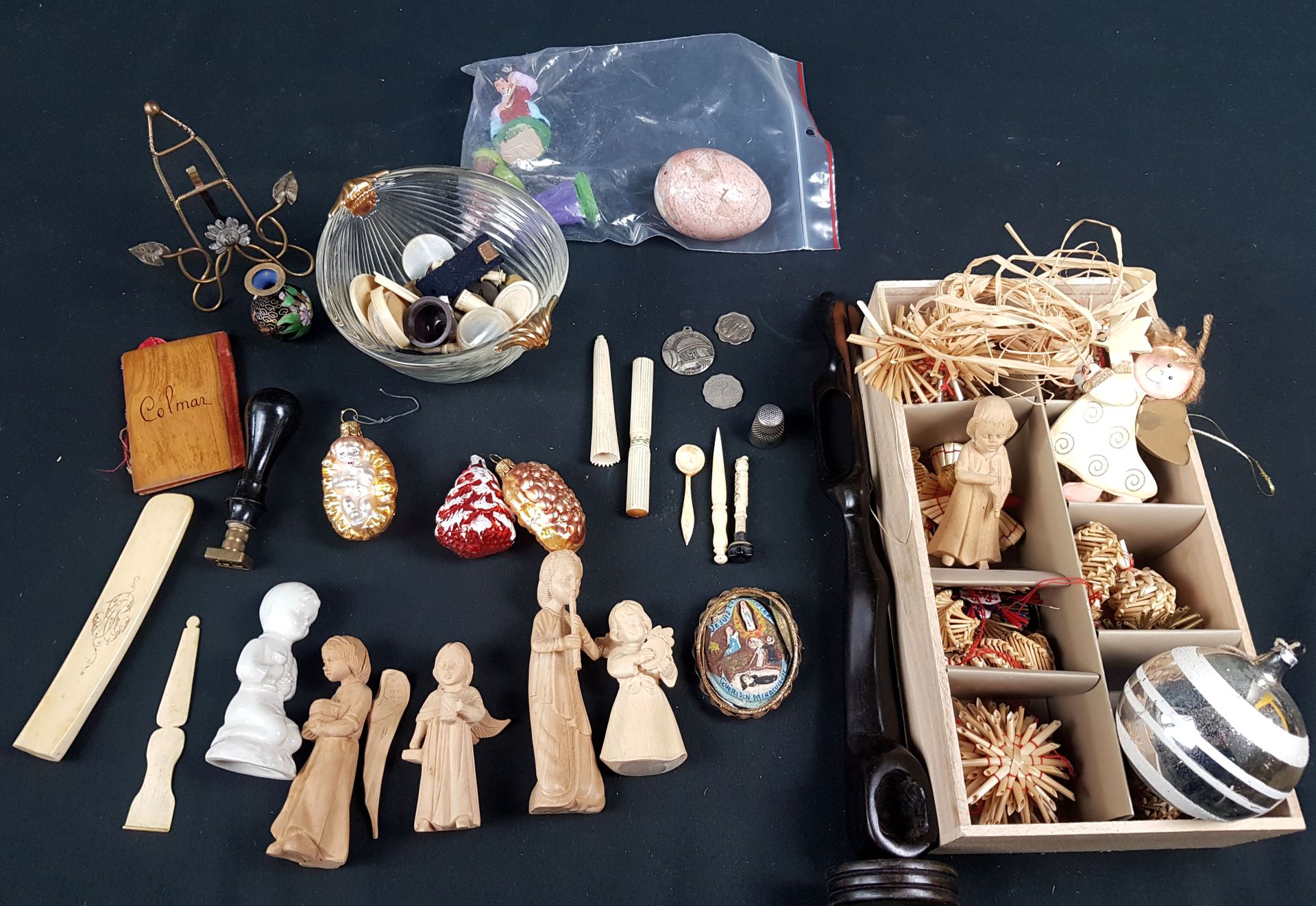 Null LOT d'objets divers comprenant des décorations de Noël, pièces, médailles e&hellip;