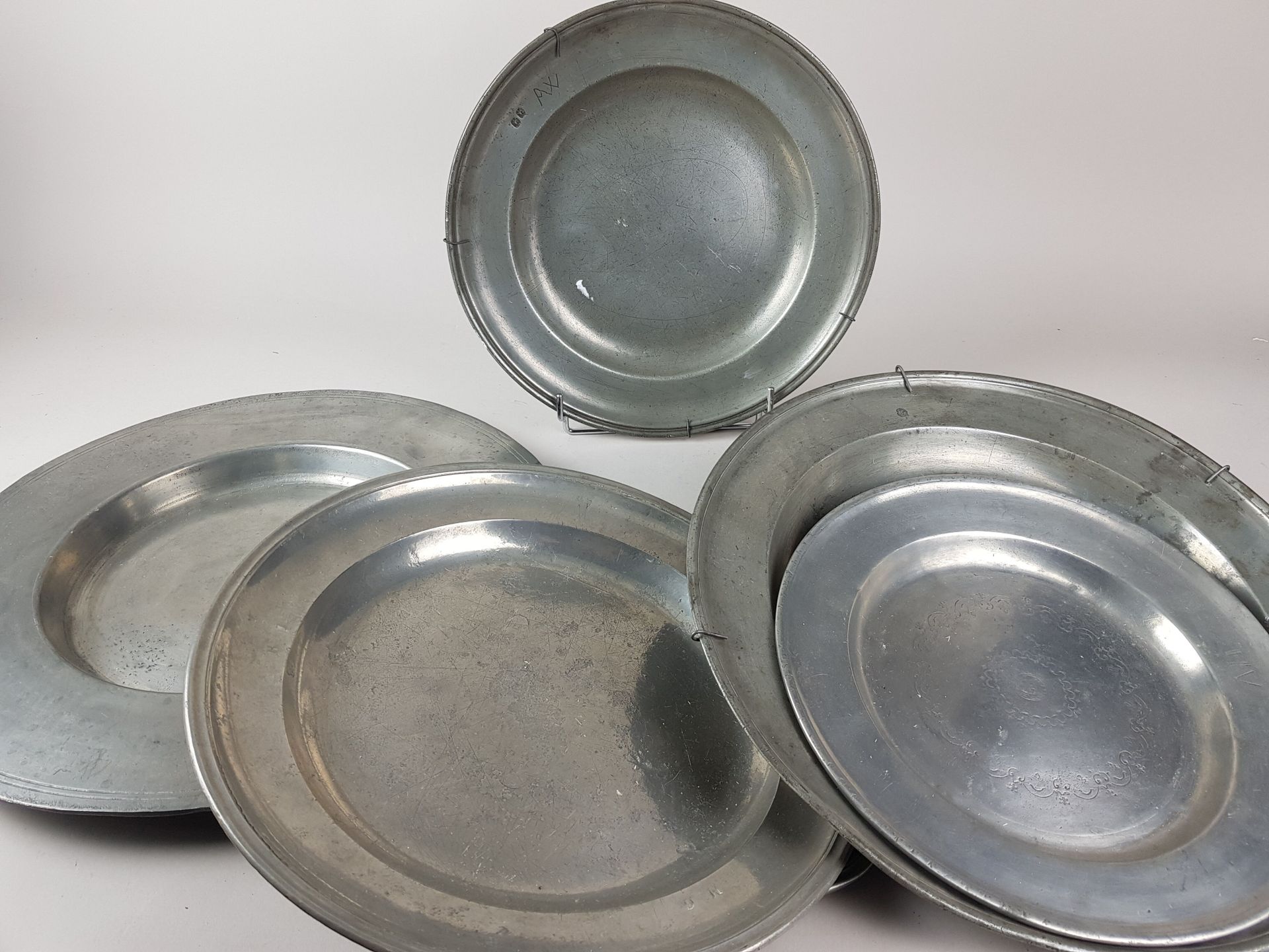 Null LOT of pewter : dish (diameter 38 cm) and plates - wear and tear