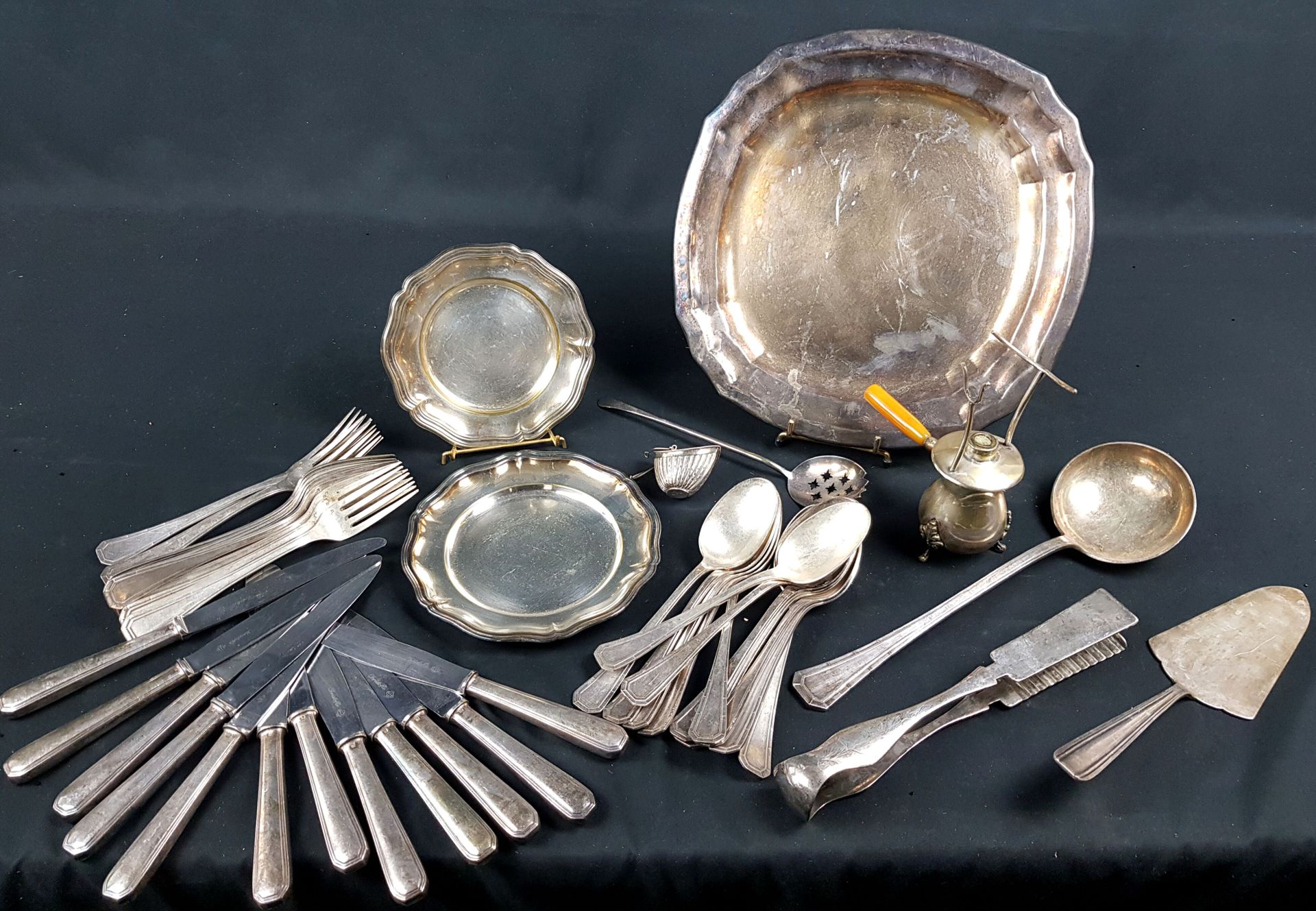 Null 一组镀银金属，包括Christofle：12把刀，12个勺子，12个叉子--磨损。