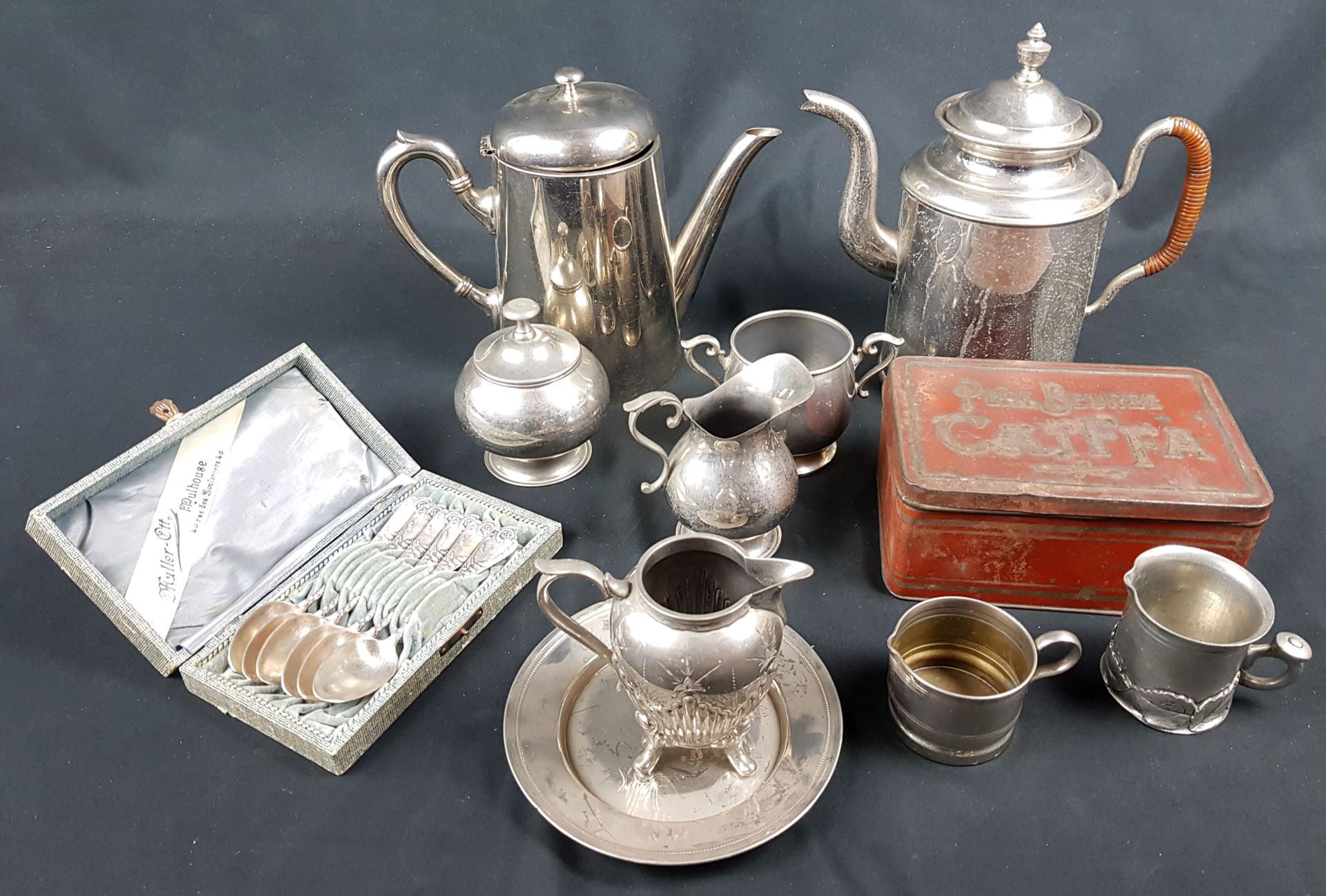 Null 一组金属制品，包括两个咖啡壶（高20厘米），一个黄油碟和六个勺子 - 已磨损