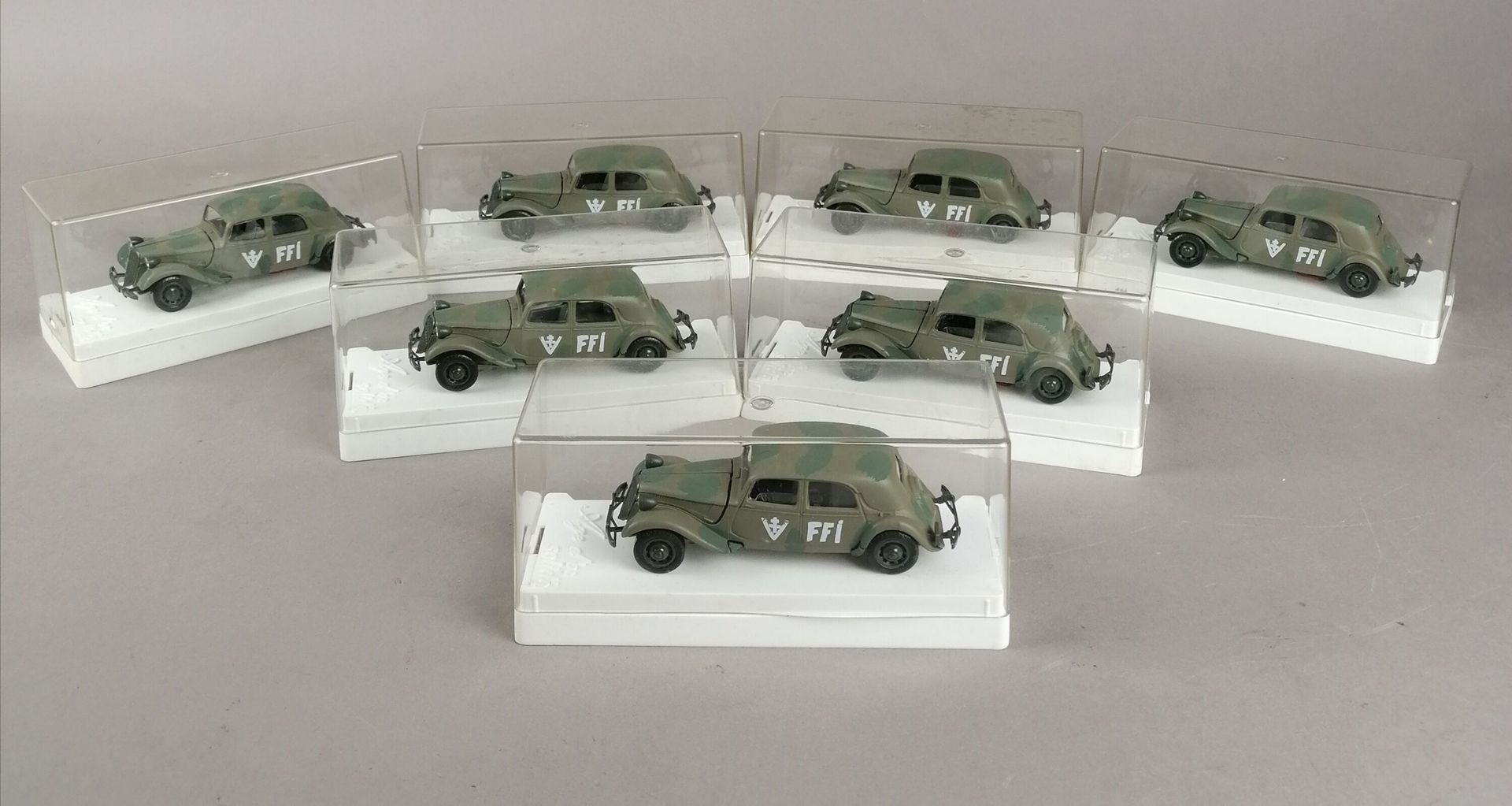 Null SOLIDO - 黄金时代系列，12辆雪铁龙Traction avant 15 CV "FFI"，比例为1/43，带原包装盒