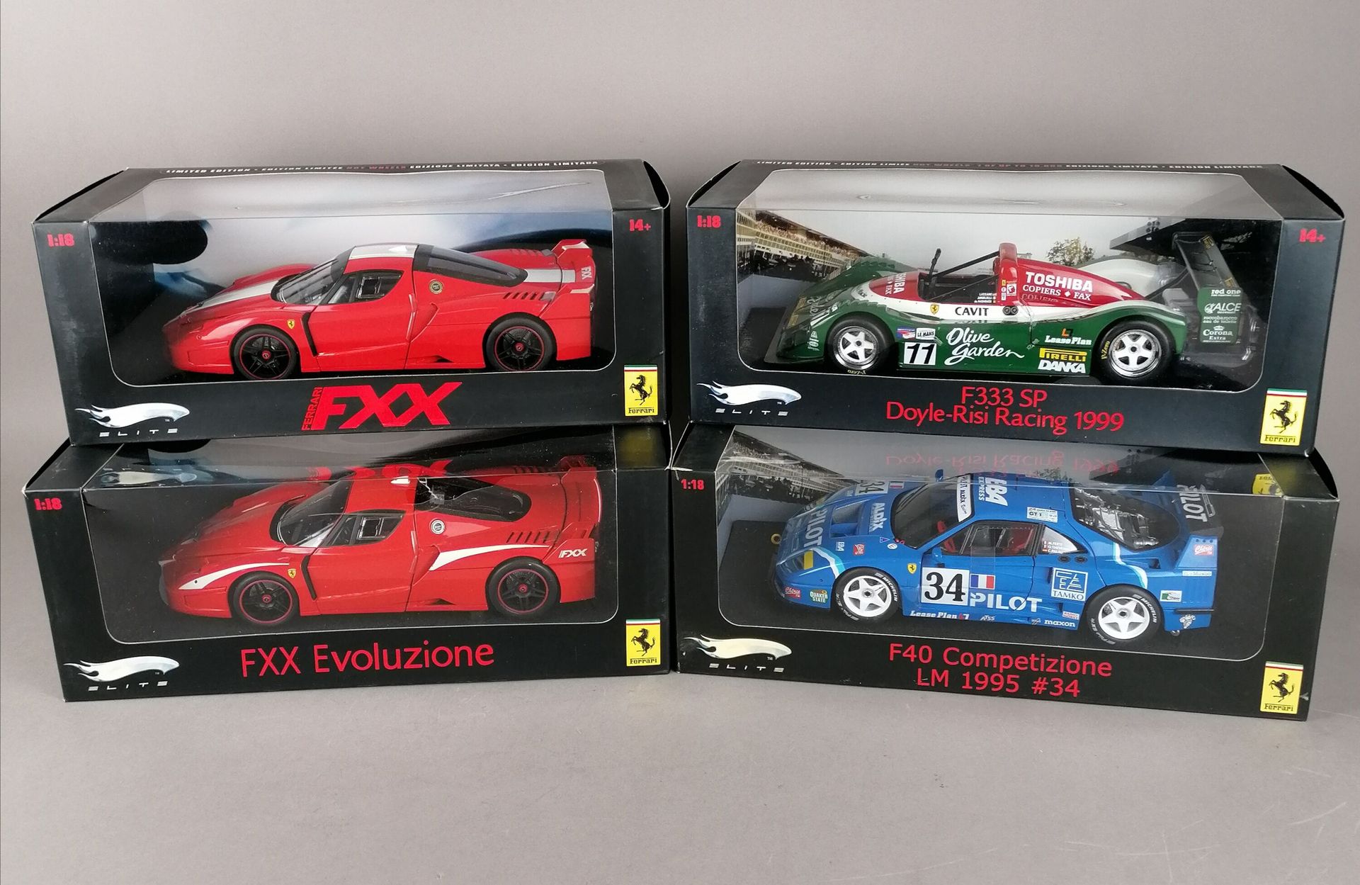 Null HOTWHEELS Elite - QUATTRO FERRARI in scala 1/18:

1x FXX

1x F333 SP Doyle-&hellip;