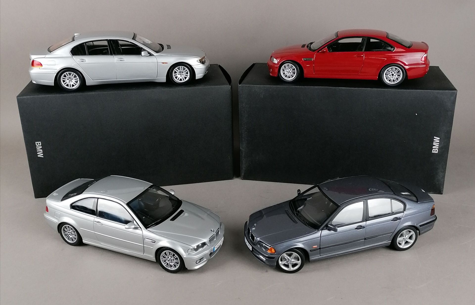 Null BMW - VIER BMWs im Maßstab 1:18 :

1x 318i

2x M3 Coupé

1x 7Serie

In ihre&hellip;