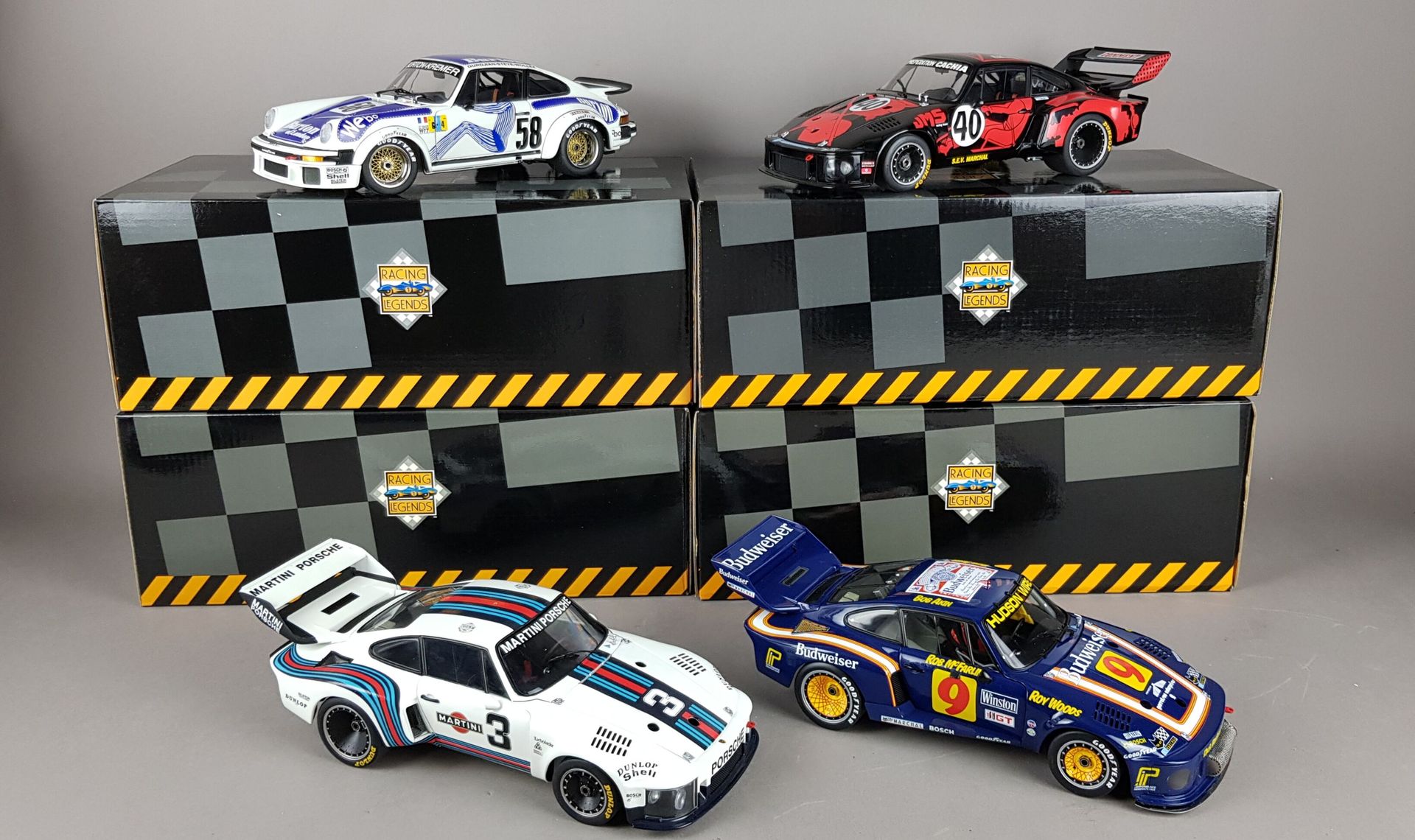 Null RACING LEGENDS - VIER CARS im Maßstab 1/18:

1x Porsche 934RSR

3x Porsche &hellip;
