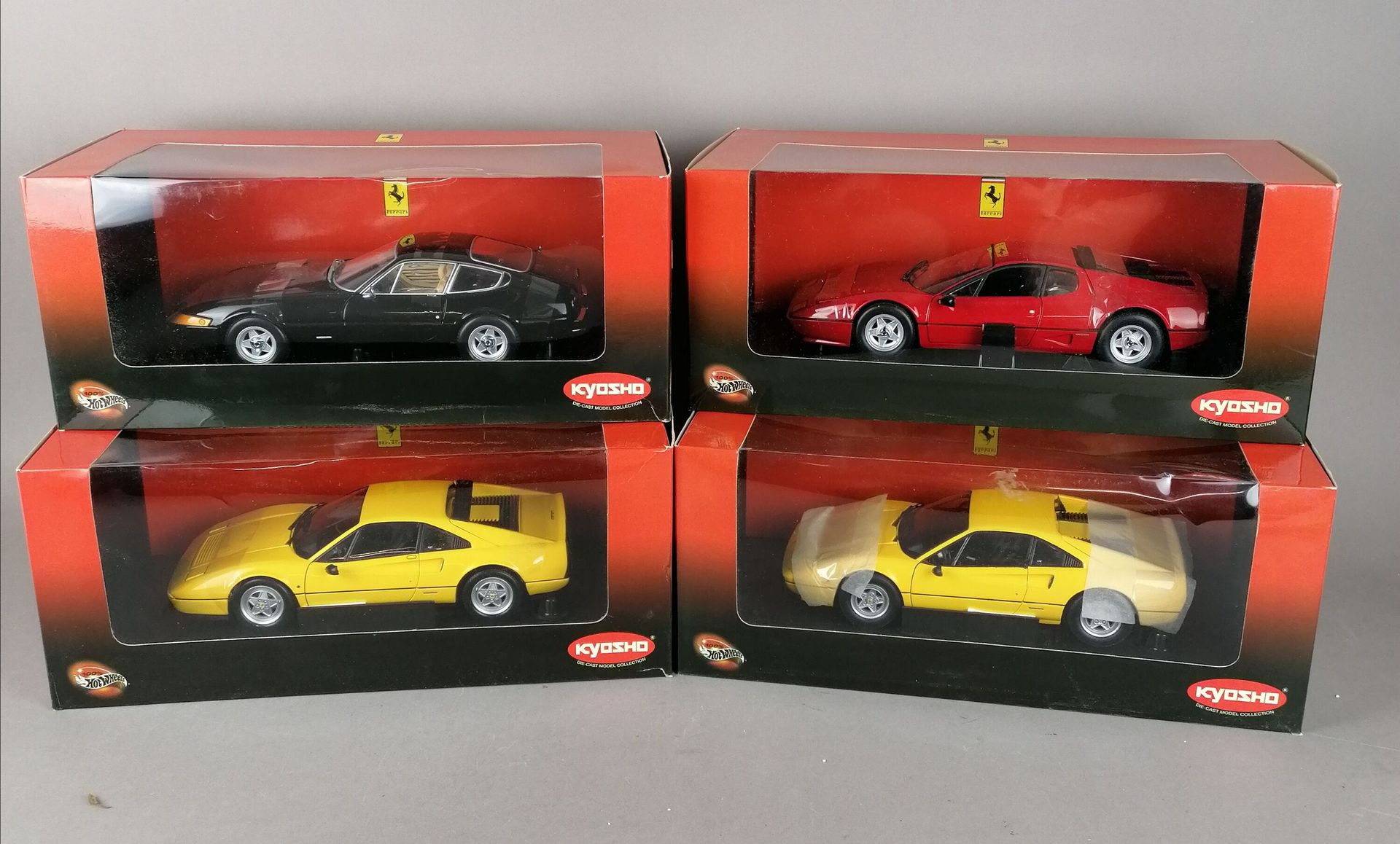 Null KYOSHO/HOTWHEELS - QUATRE Ferrari échelle 1/18 :

1x 328 GTB (1988)

1x 365&hellip;