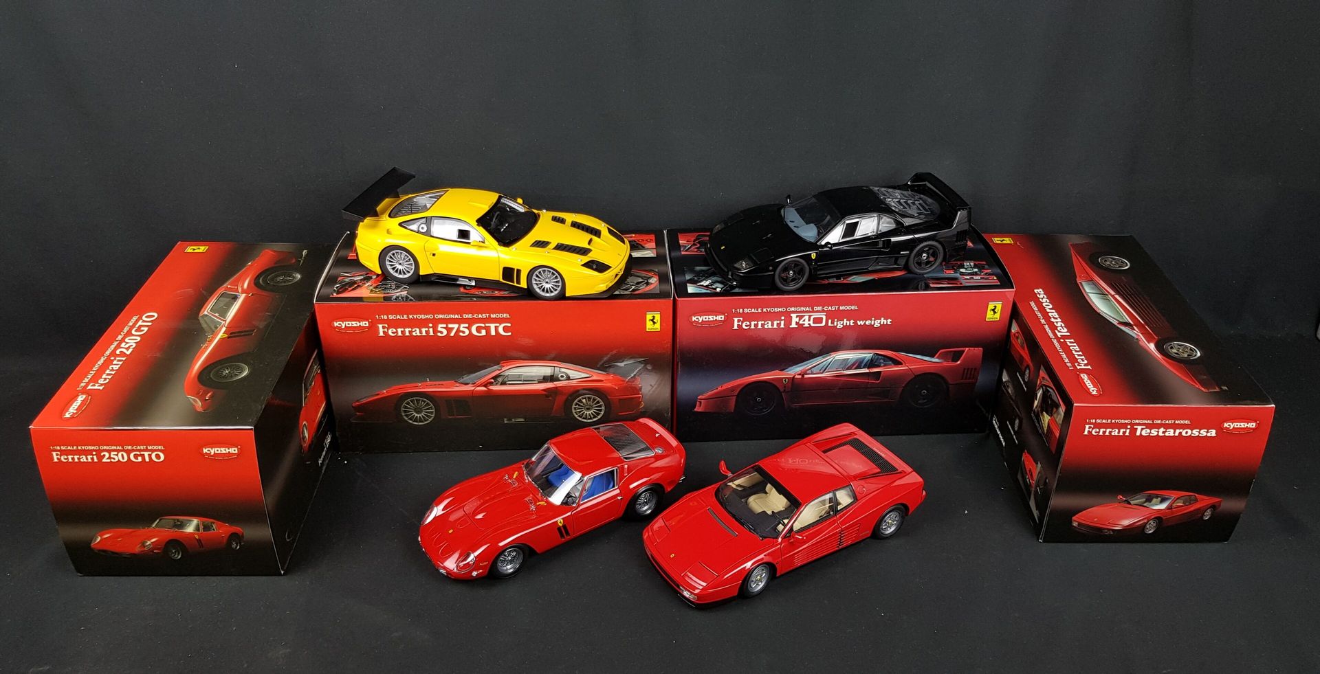 Null KYOSHO - QUATRE Ferrari échelle 1/18 :

1x F40 Light White

1x 575 GTC

1x &hellip;
